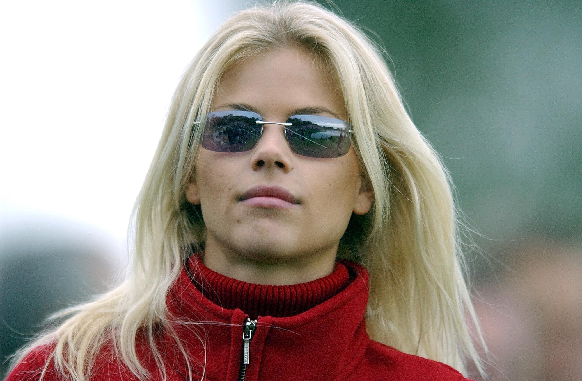 Elin Nordegren watches Tiger Woods and Paul Azinger at the Ryder Cup on September 27, 2002, at the Belfry, near Sutton Coldfield | Source: Getty Images