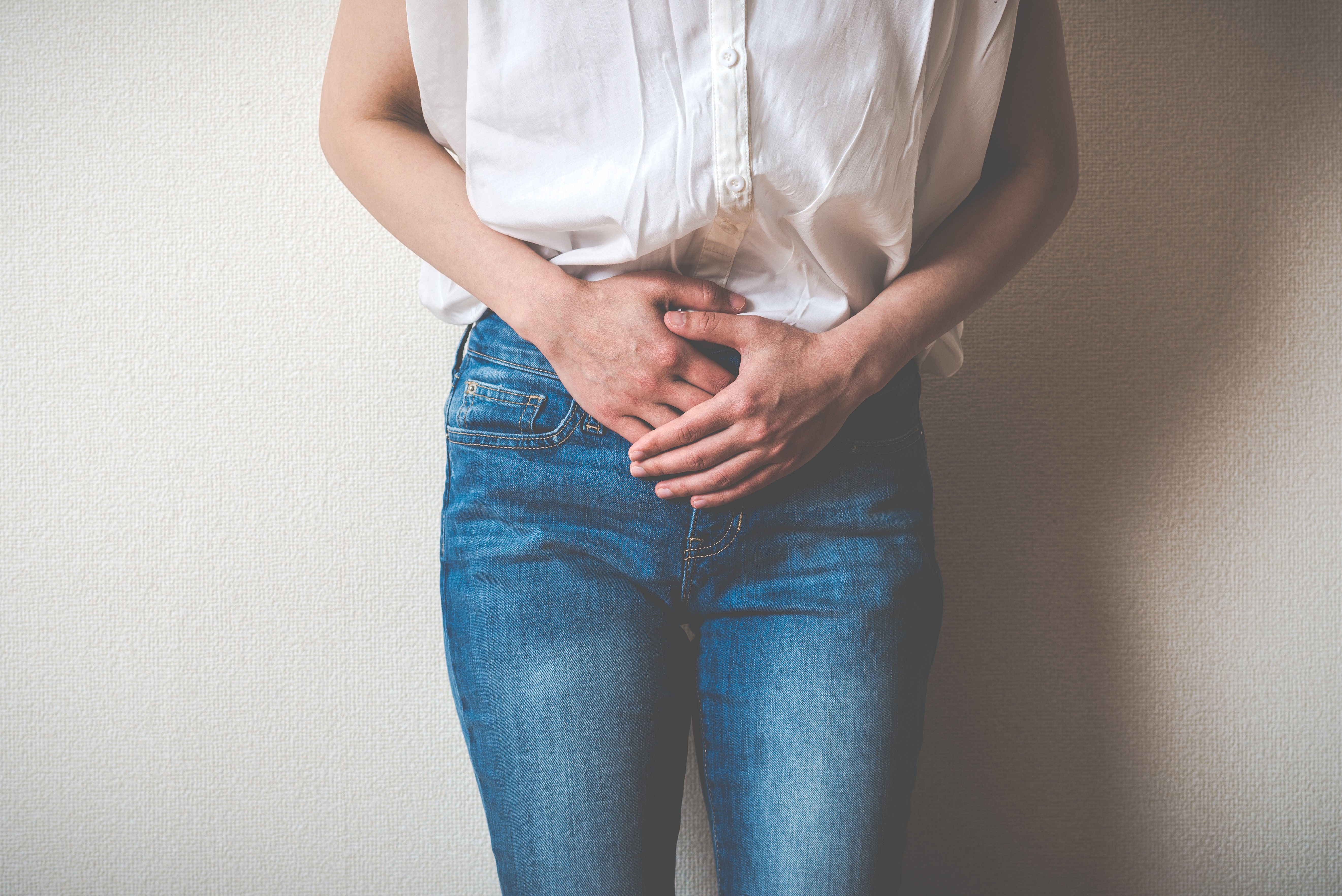 Mujer con las manos en su zona íntima. | Foto: Shutterstock Mujer con las manos en su zona íntima. | Foto: Shutterstock