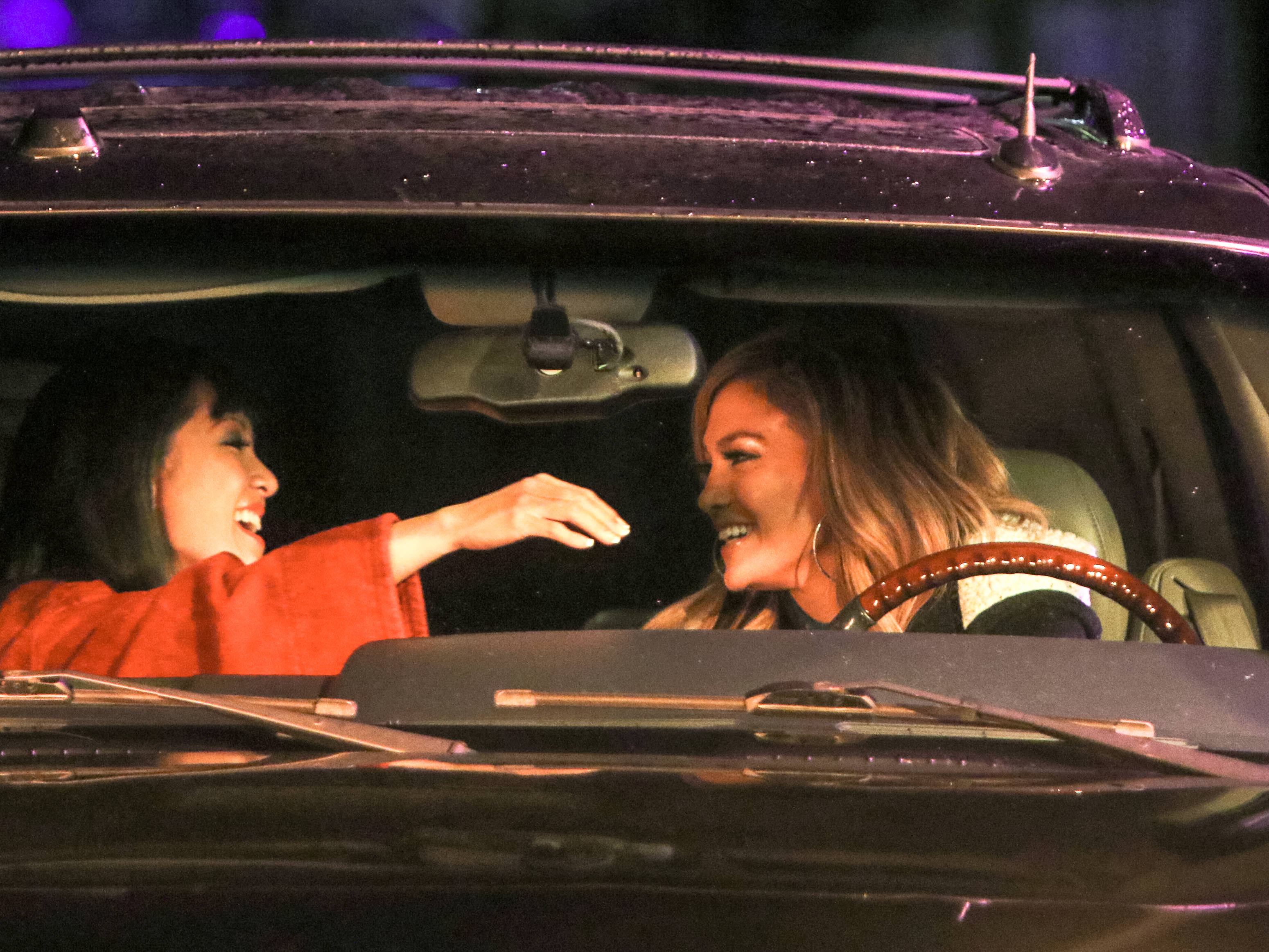 Constance Wu and Jennifer Lopez spotted on the set of "Hustlers" in New York City on May 3, 2019. | Source: Getty Images