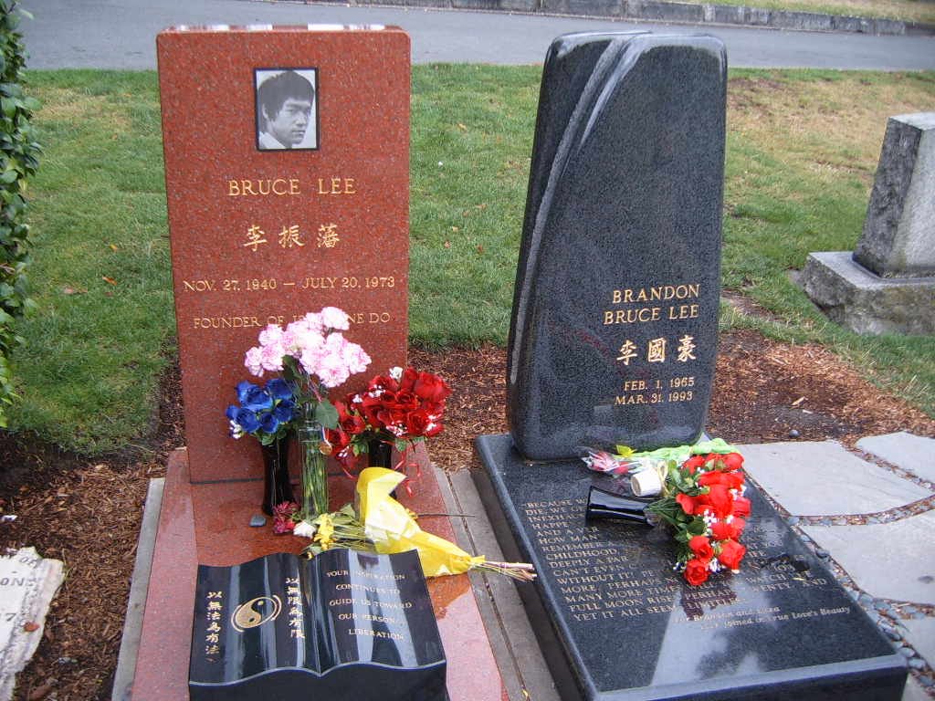 The graves of Bruce Lee and Brandon Lee | Source: Wikimedia Commons/ FLJuJitsu, Bruce Lee 1, Public Domain