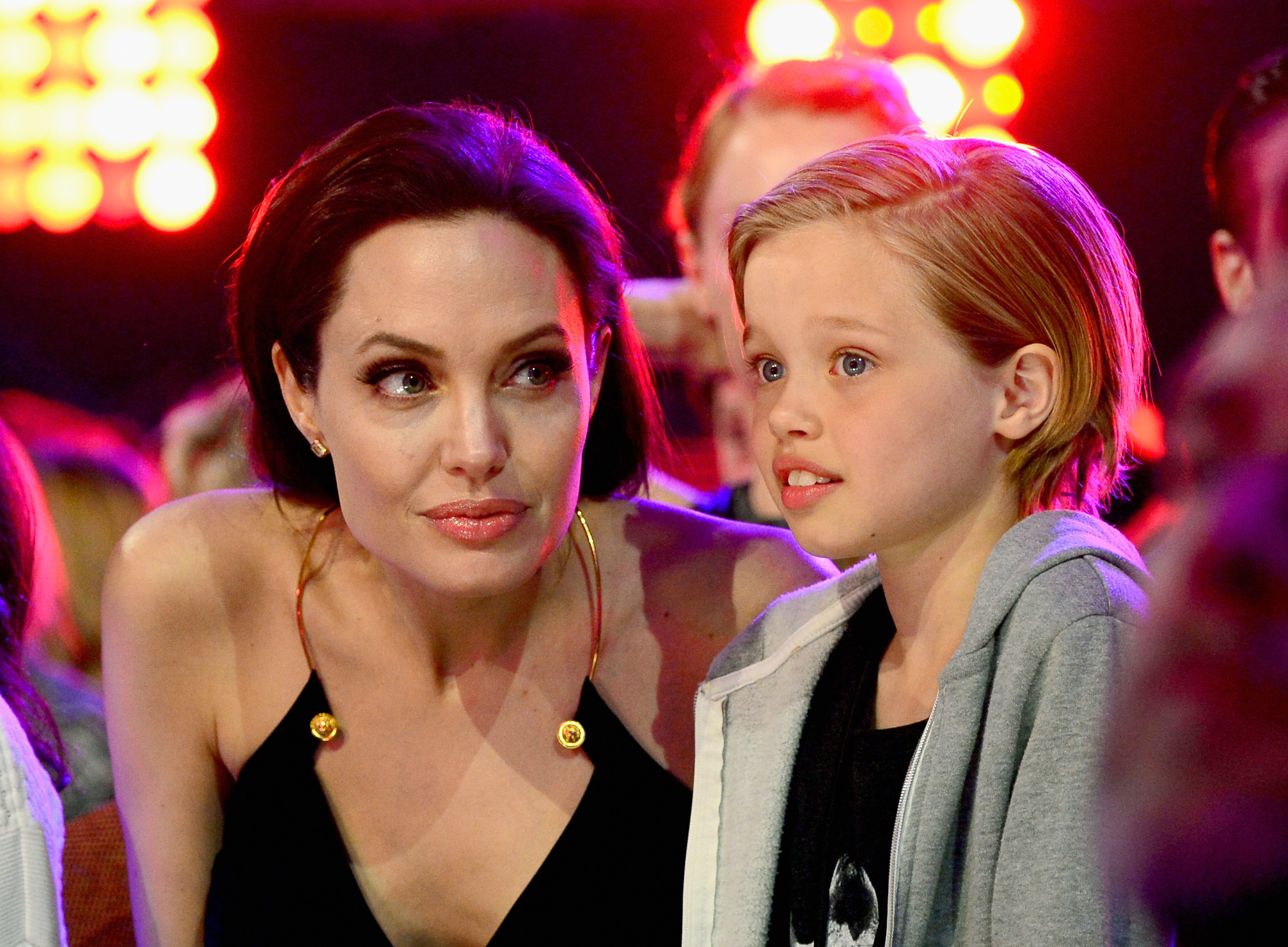 Angelina Jolie leans in beside Shiloh Jolie-Pitt at the Kids’ Choice Awards. In a casual hoodie, Shiloh contrasts the colorful, high-energy setting with a relaxed, understated look. The moment captures her ease in the spotlight while staying true to her style.