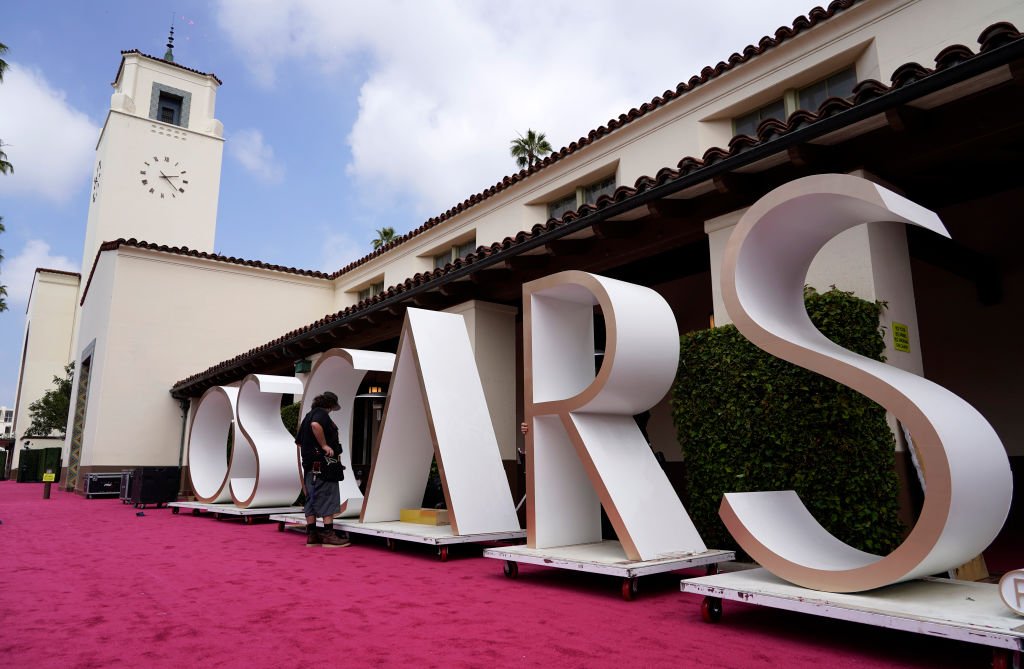 Un membre de l'équipe des Oscars prépare une toile de fond pour le tapis rouge à la gare Union, l'un des lieux de la 93e cérémonie des Oscars de dimanche, samedi 24 avril 2021 à Los Angeles, Californie. | Photo : Getty Images