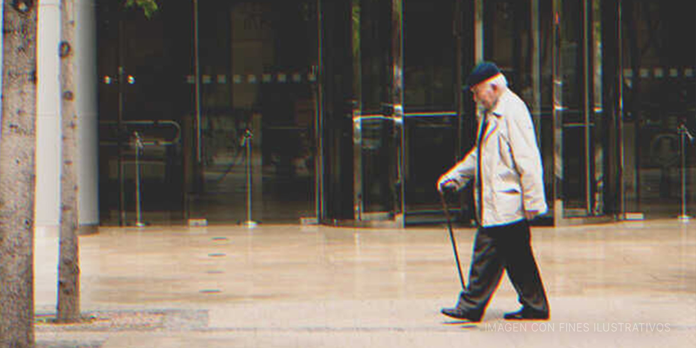 Anciano caminando | Foto: Shutterstock