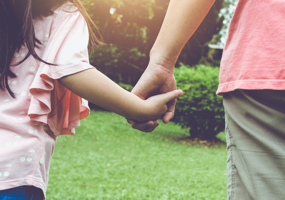 Padre sosteniendo la mano de su hija. | Foto: Shutterstock