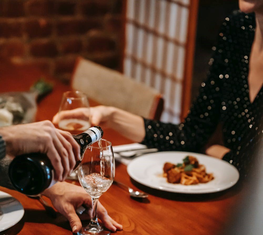 Man and woman having dinner | Source: Pexels