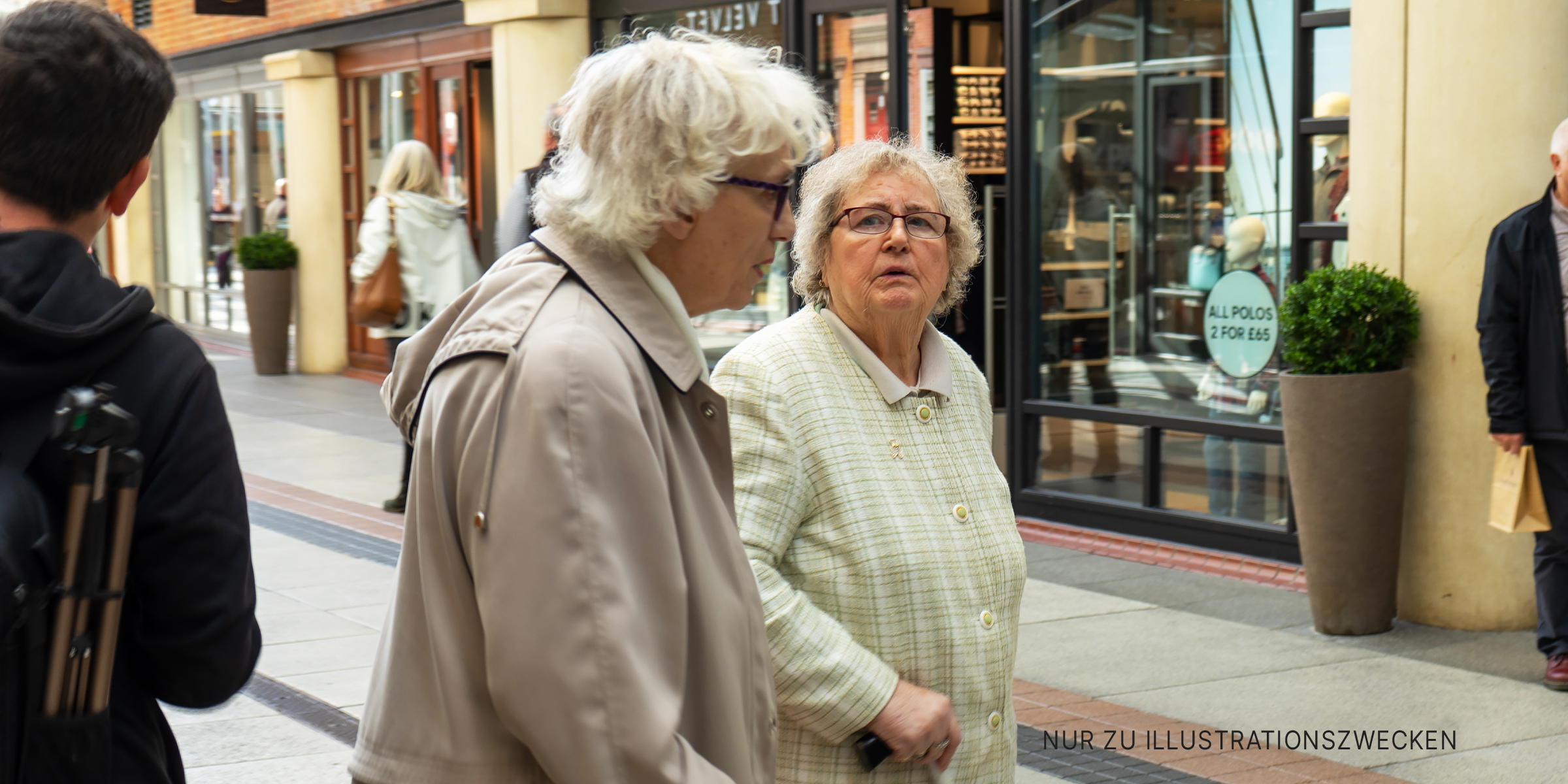 Zwei ältere Frauen gehen auf ein Geschäft zu | Quelle: Shutterstock
