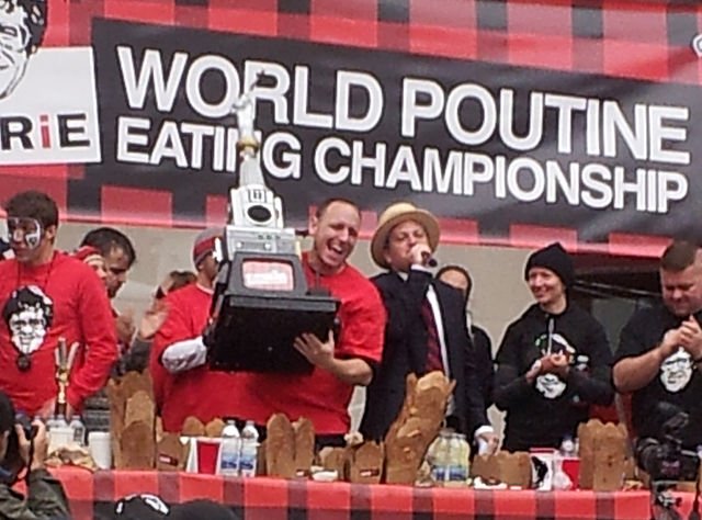 Joey Chestnut at the 2012 World Poutine Eating Championship in Toronto, Ontario | Source: Wikimedia Commons/ AtomicRED