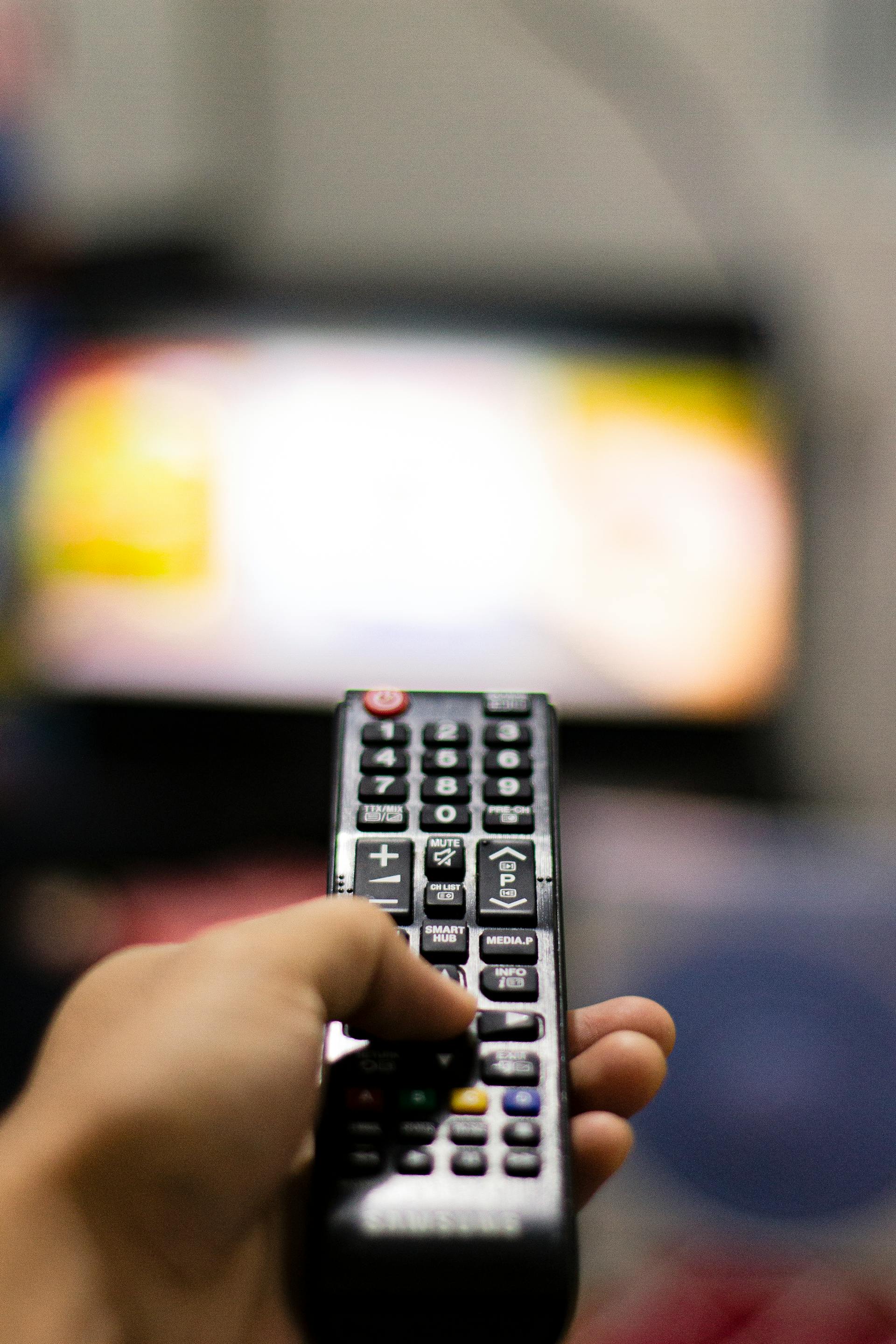 A person holding a TV remote | Source: Pexels