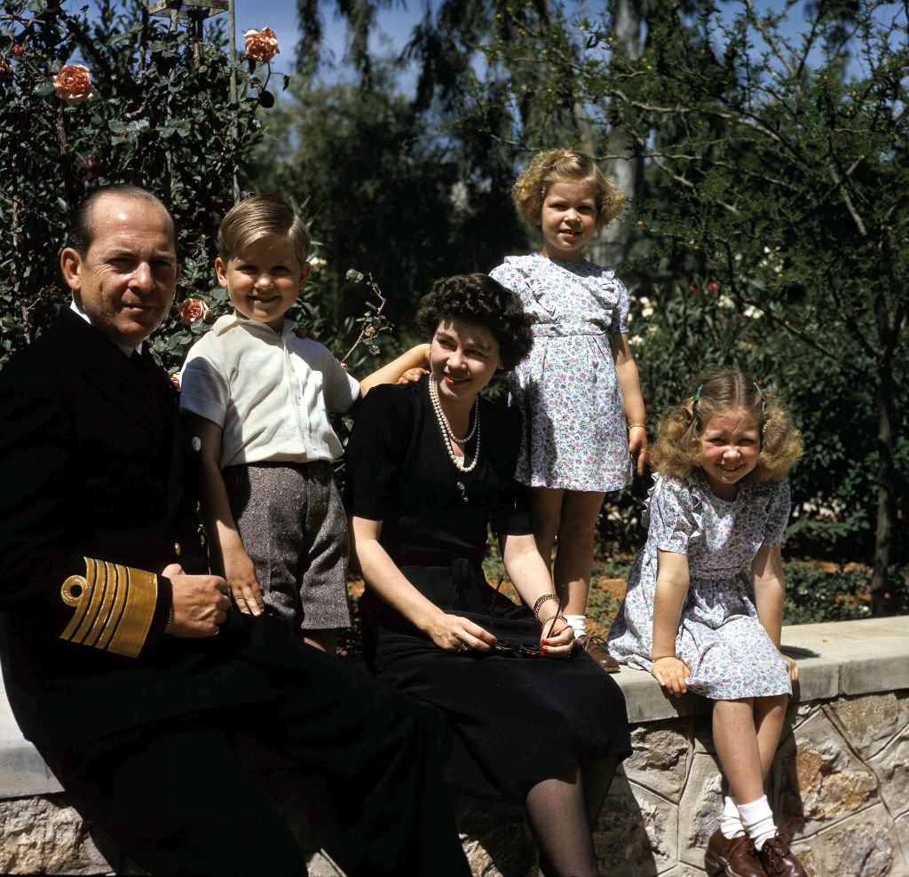 Irene de Grecia, el rey Pablo de Grecia, Constantino de Grecia, Sofía de Grecia y la reina Federica de Grecia en su casa de Pyschiko, 1947. | Foto: Getty Images