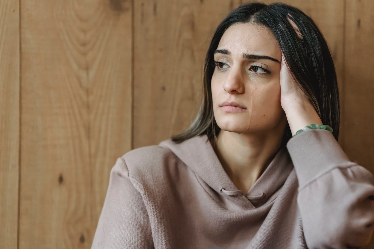Upset woman with hand on her head | Source: Pexels