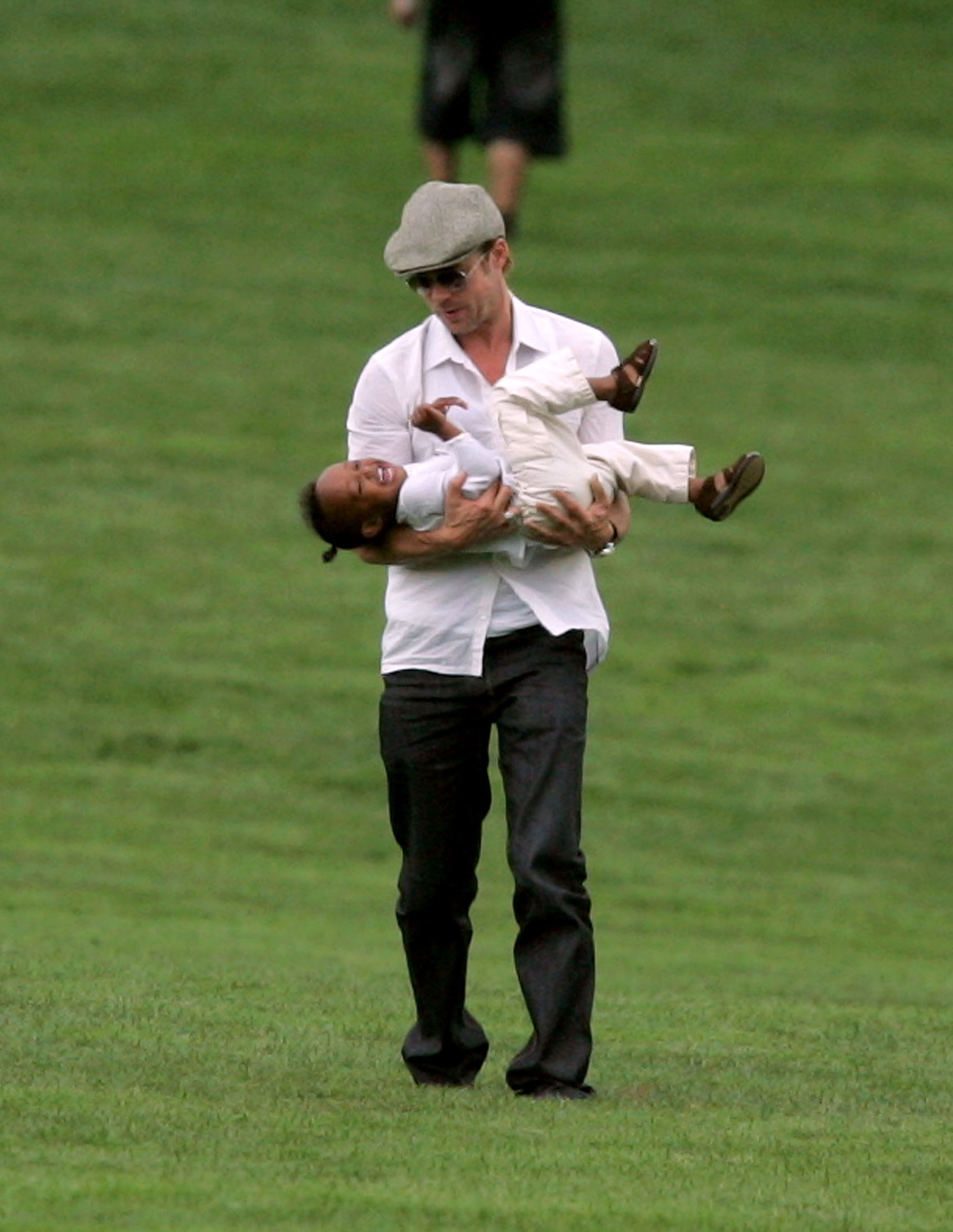 Brad Pitt and daughter Zahara at Central Park in New York City on August 28, 2007 | Source: Getty Images