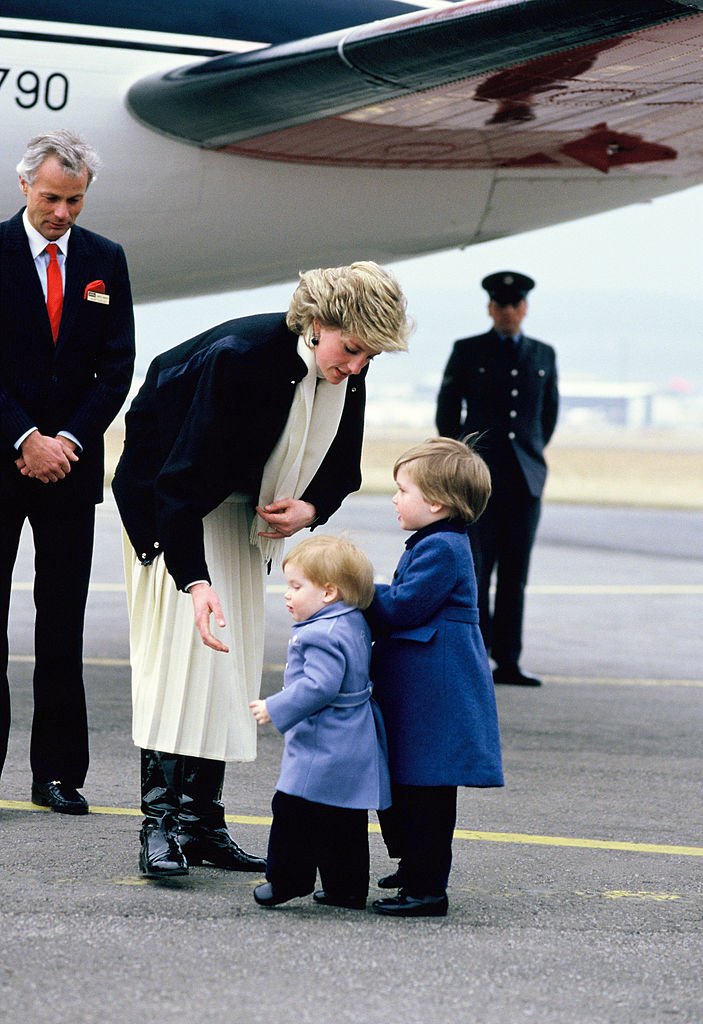 Diana, princesa de Gales, junto al príncipe Harry y el príncipe William en el Aeropuerto de Aberdeen, Escocia, el 14 de marzo de 1986. | Foto: Getty Images