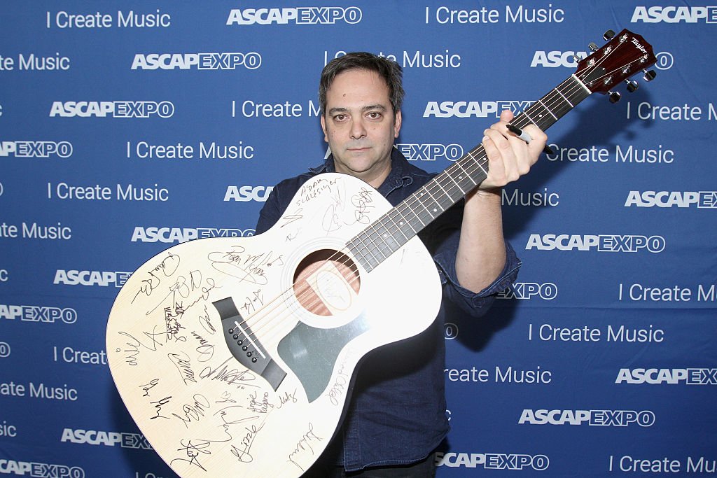 Adam Schlesinger poses with a #StandWithSongwriters guitar, during the 2016 ASCAP "I Create Music" EXPO on April 30, 2016 in Los Angeles, California | Photo: Getty Images