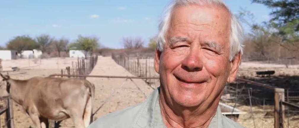"Bauer sucht Frau"-Kandidat Siggi auf seiner Farm in Namibia | Quelle: YouTube/Sky Schweiz Entertainment