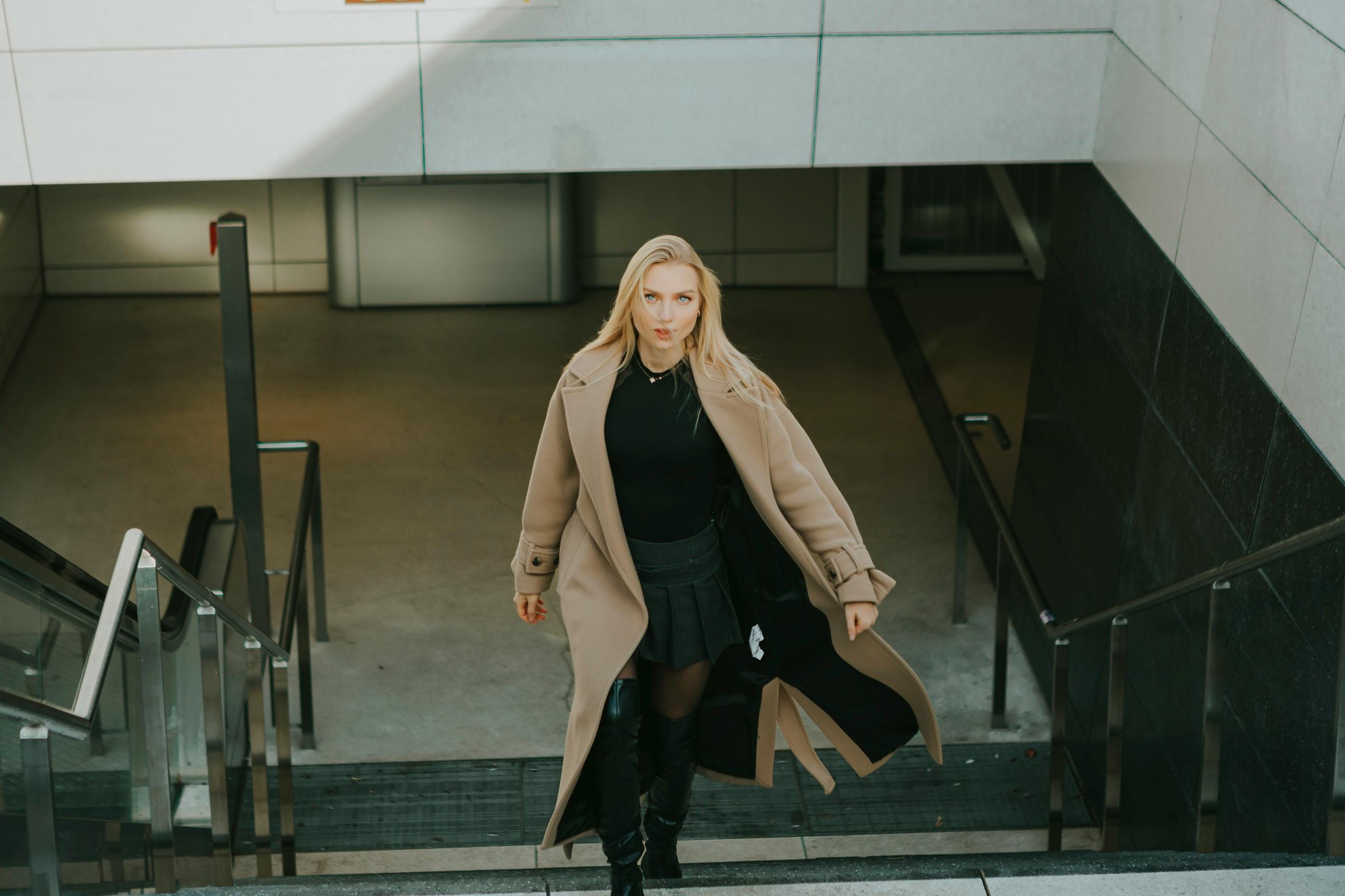 A determined-looking woman walking up a flight of stairs | Source: Pexels