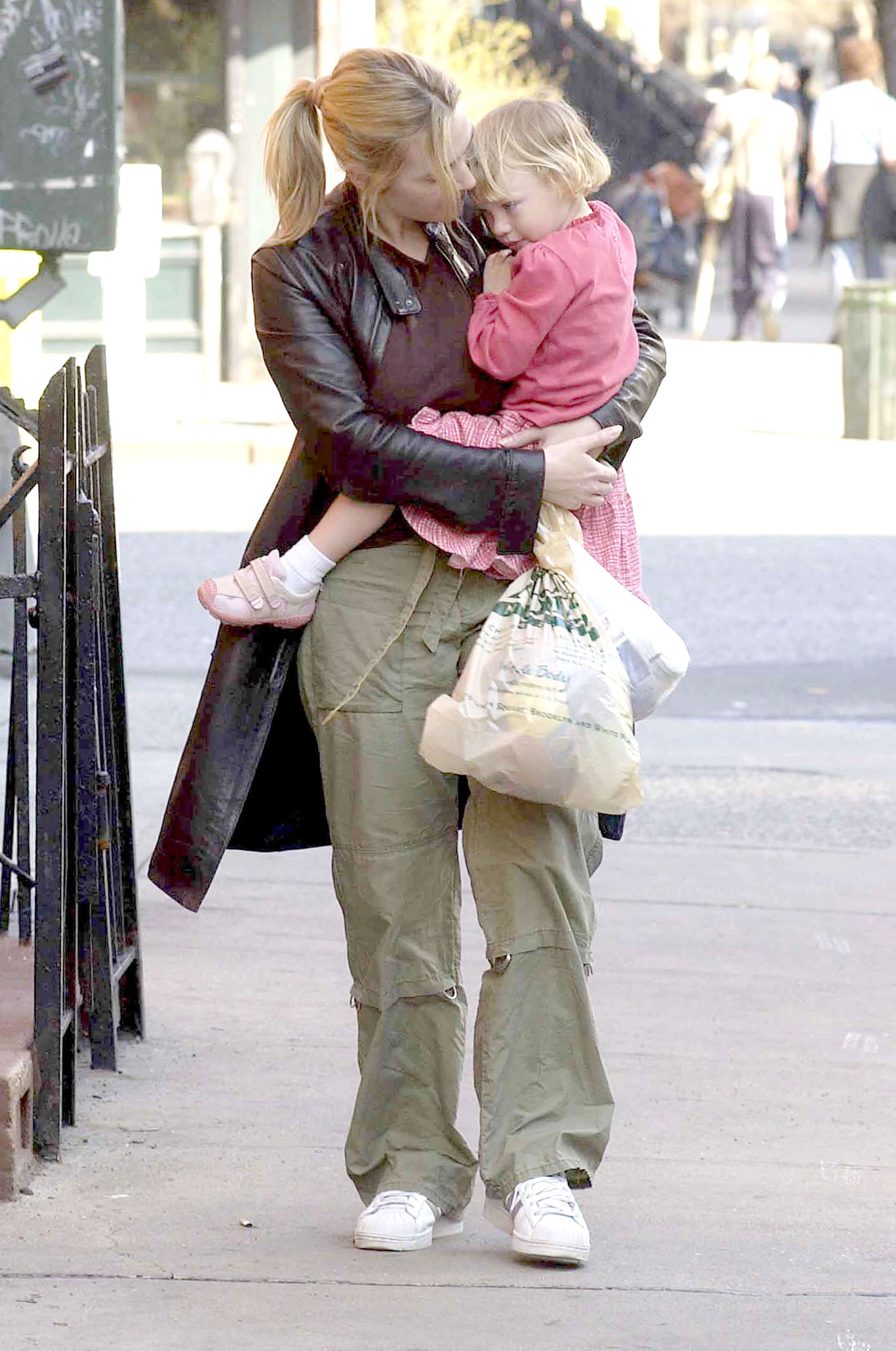 Kate Winslet and Mia Threapleton in London on March 27, 2004 | Source: Getty Images