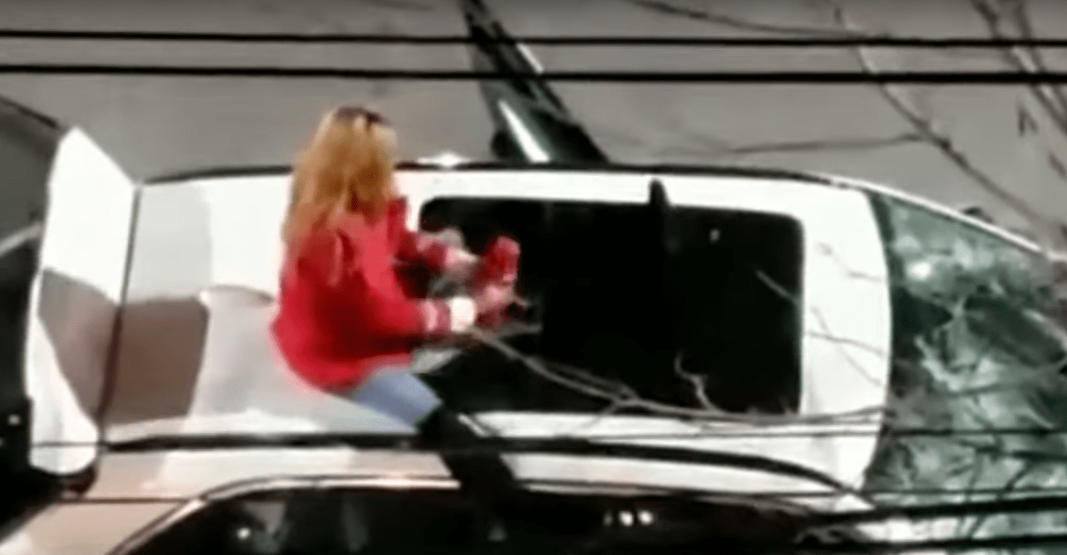 Yesica María Andrea Martínez destrozando el vehículo de su amante. | Foto: YouTube/Telefe Noticias 