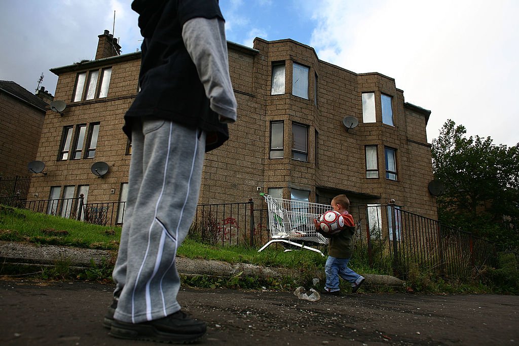 Dos niños jugando en Glasgow, Reino Unido. | Foto: Getty Images