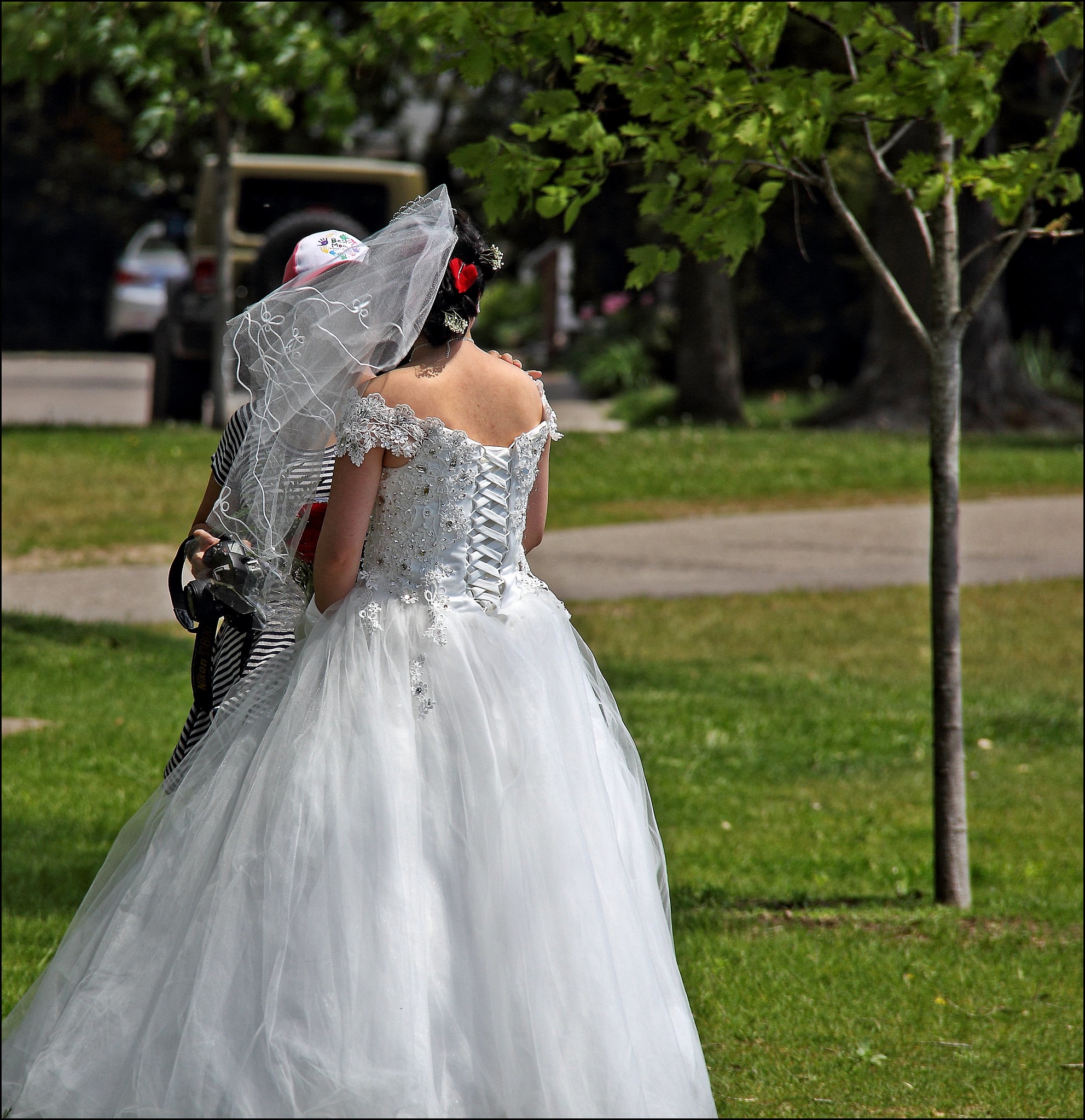Back-view of a bride standing outdoors | Source: Flickr