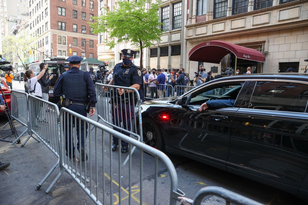 Police set up barricades to keep a crowd away on April 28, 2021 | Photo: Getty Images