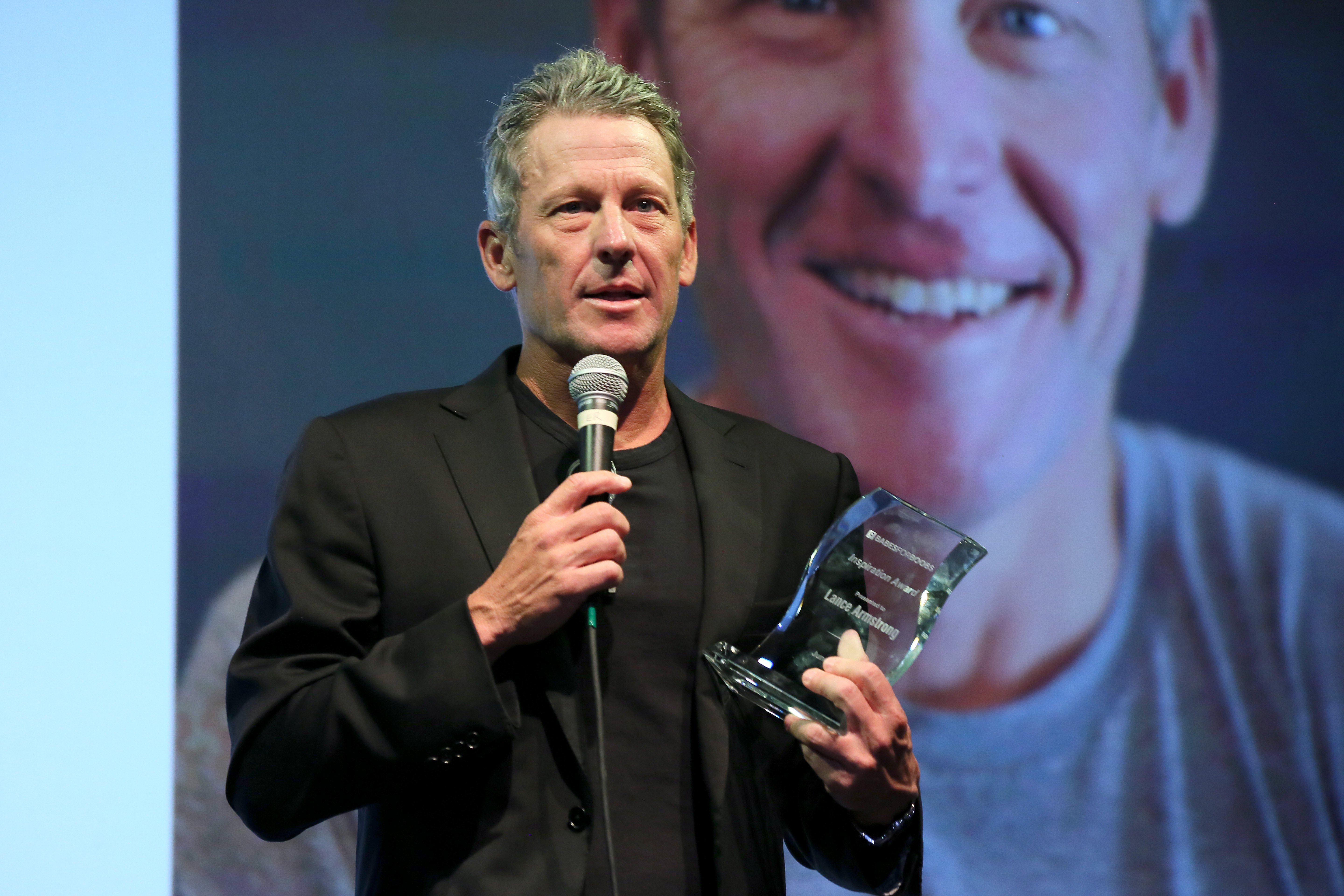 Lance Armstrong receives award at Babes for Boobs Live Auction at El Rey Theatre on June 7, 2018 | Photo: Getty Images