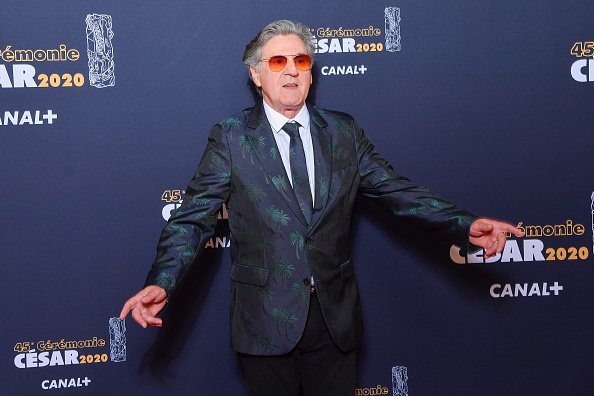 Daniel Auteuil arrive à la cérémonie des César 2020 à Paris, France. |Photo : Getty Images