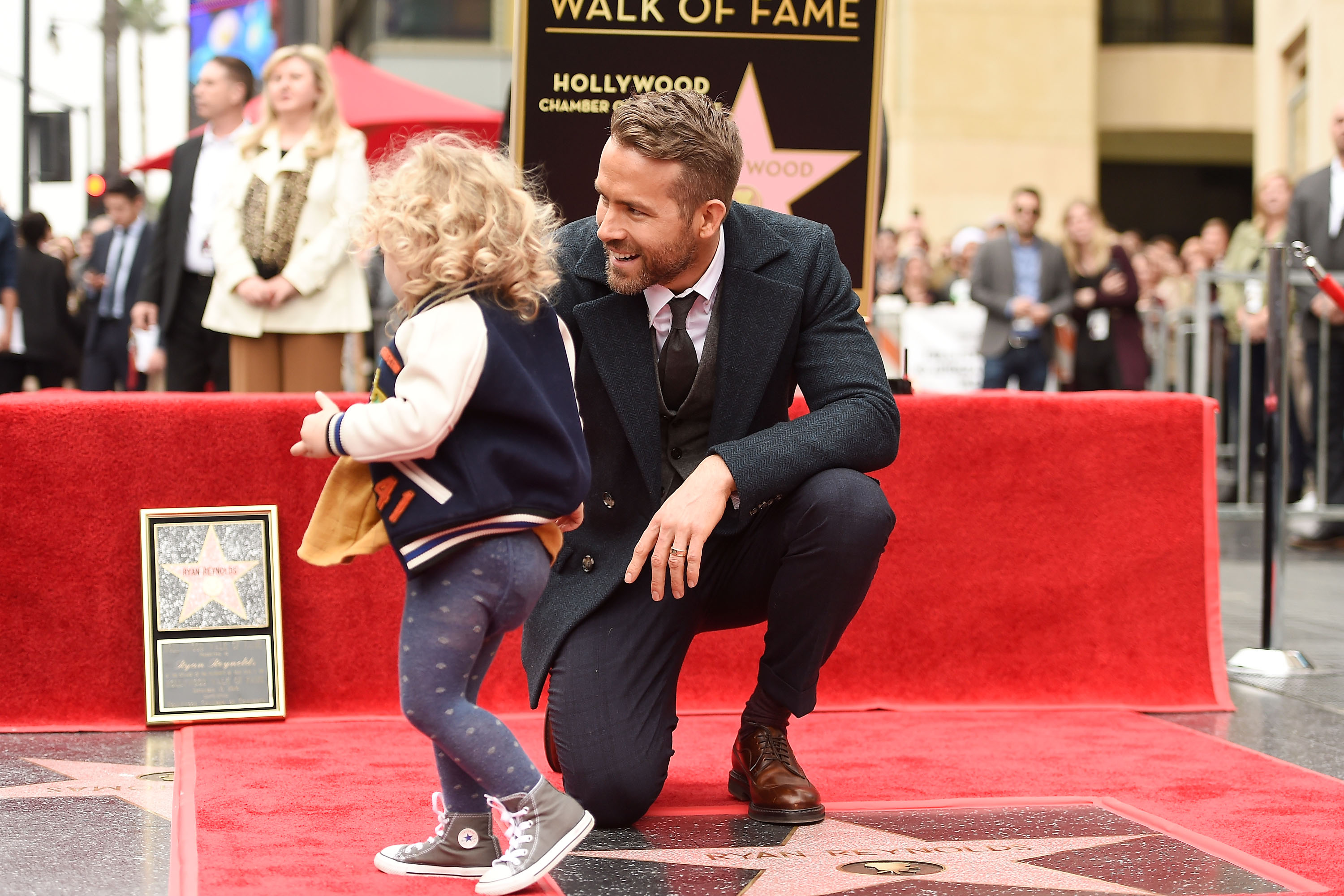 Ryan Reynolds with one of his daughters on December 15, 2016 | Source: Getty Images