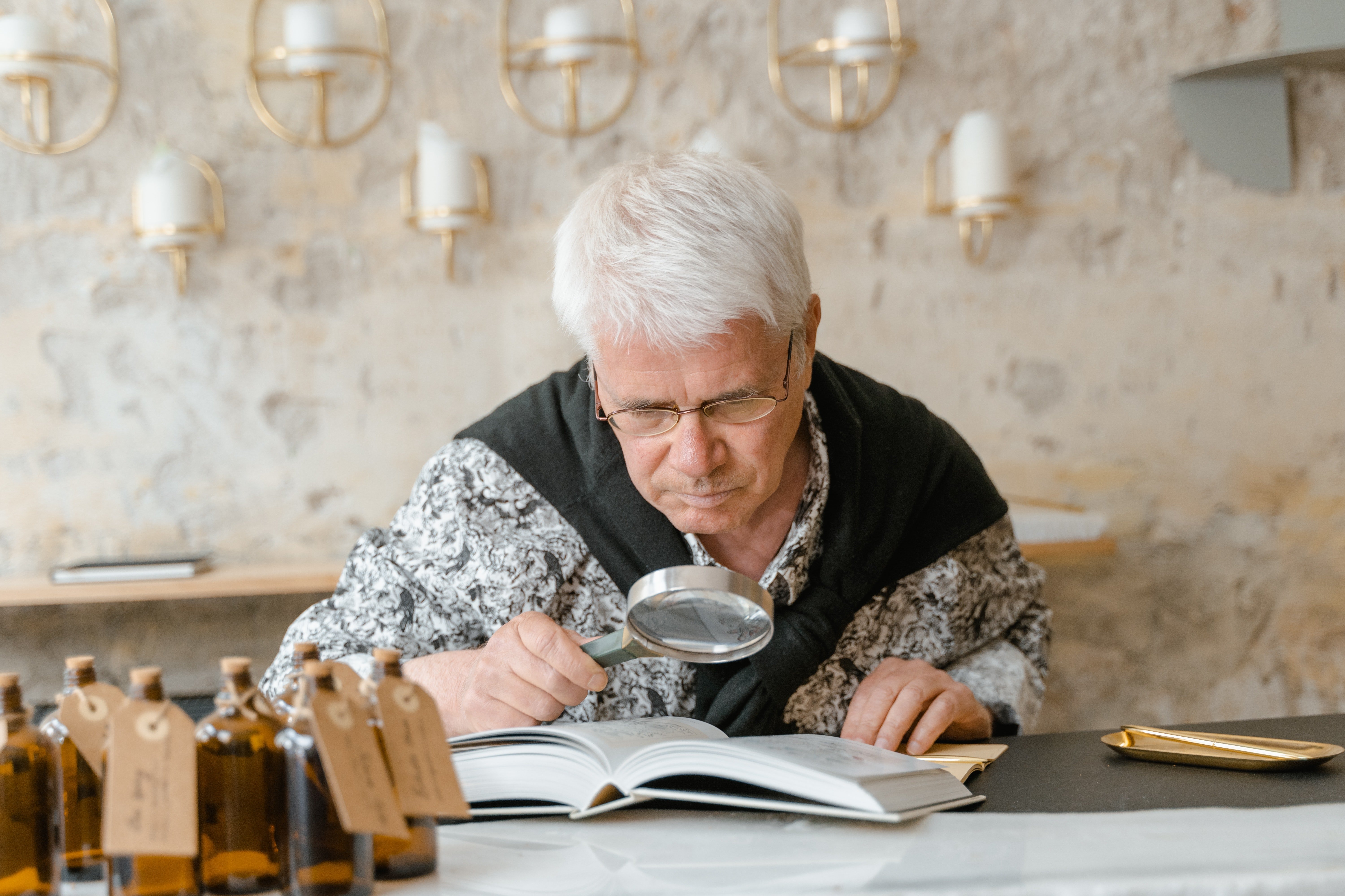 The antique dealer paid her a visit. | Source: Pexels