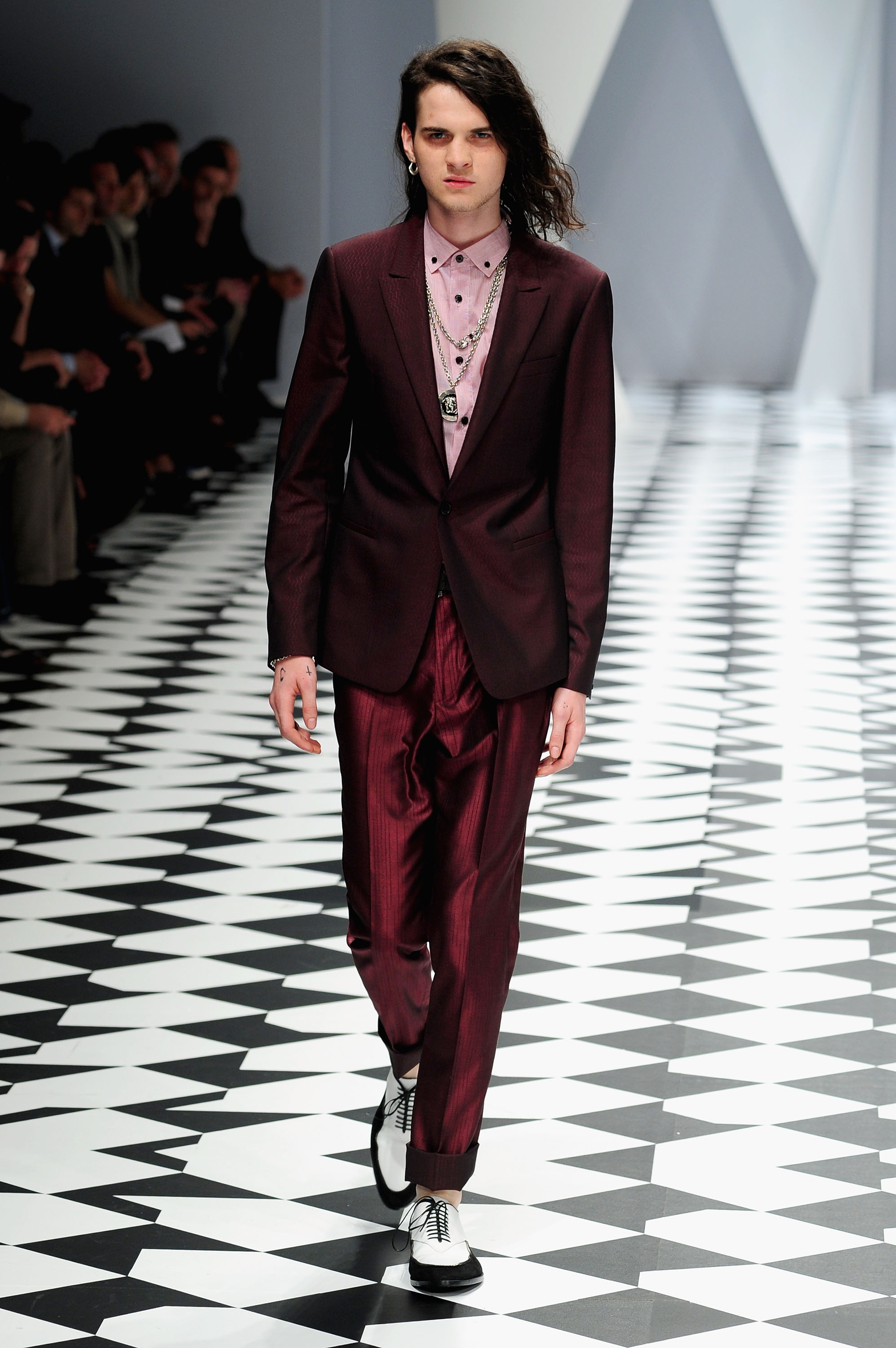 Jethro Lazenby Cave walking in the Versace Milan Menswear Spring/Summer 2011 show on June 19, 2010, in Italy. | Source: Getty Images