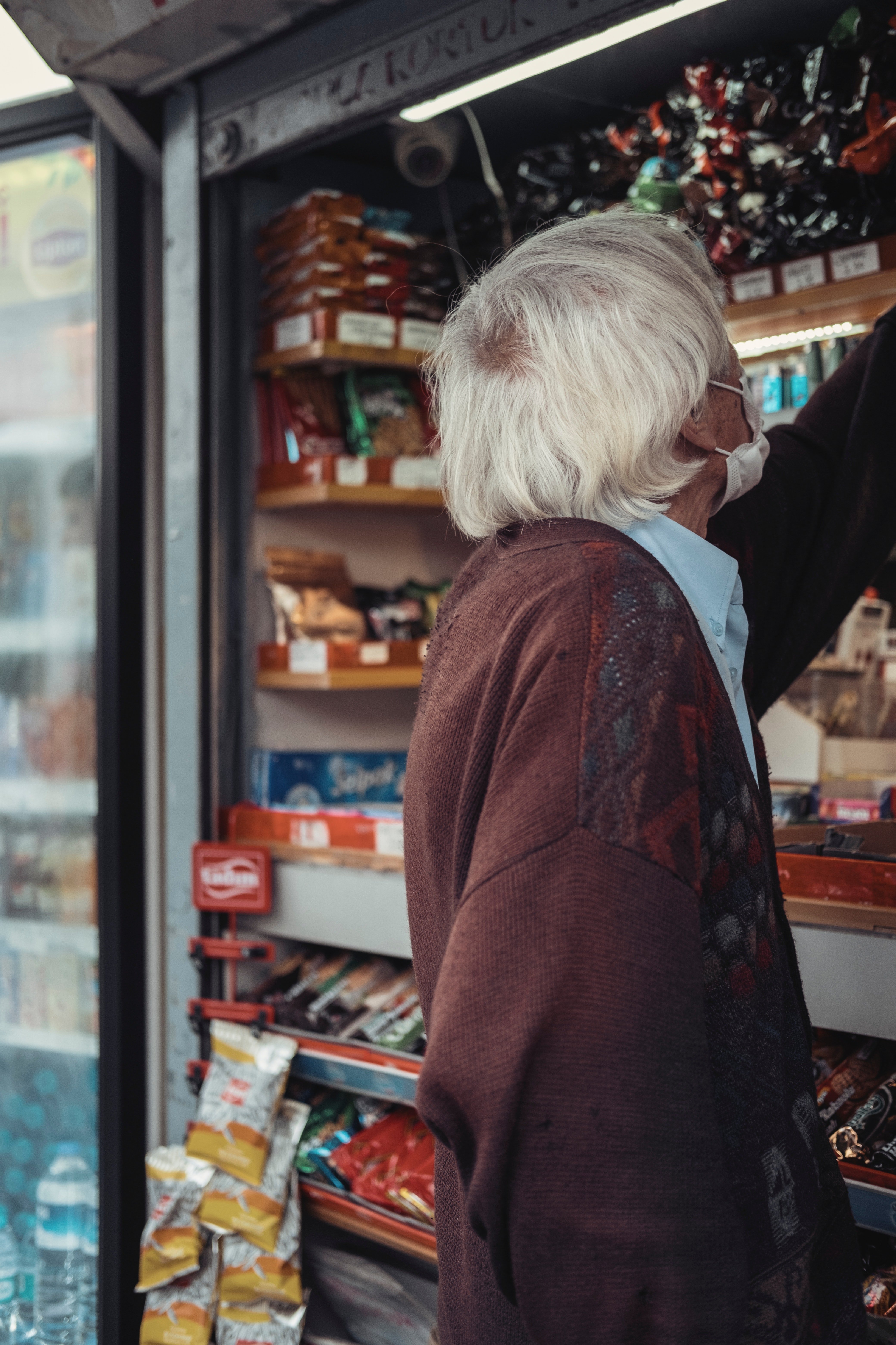 Mujer mayor haciendo compras en una tienda. | Foto: Pexels