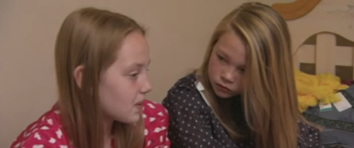 Kaylee Lindstrom and the girl she bullied, 2013 | Source: Youtube.com/ABCNews