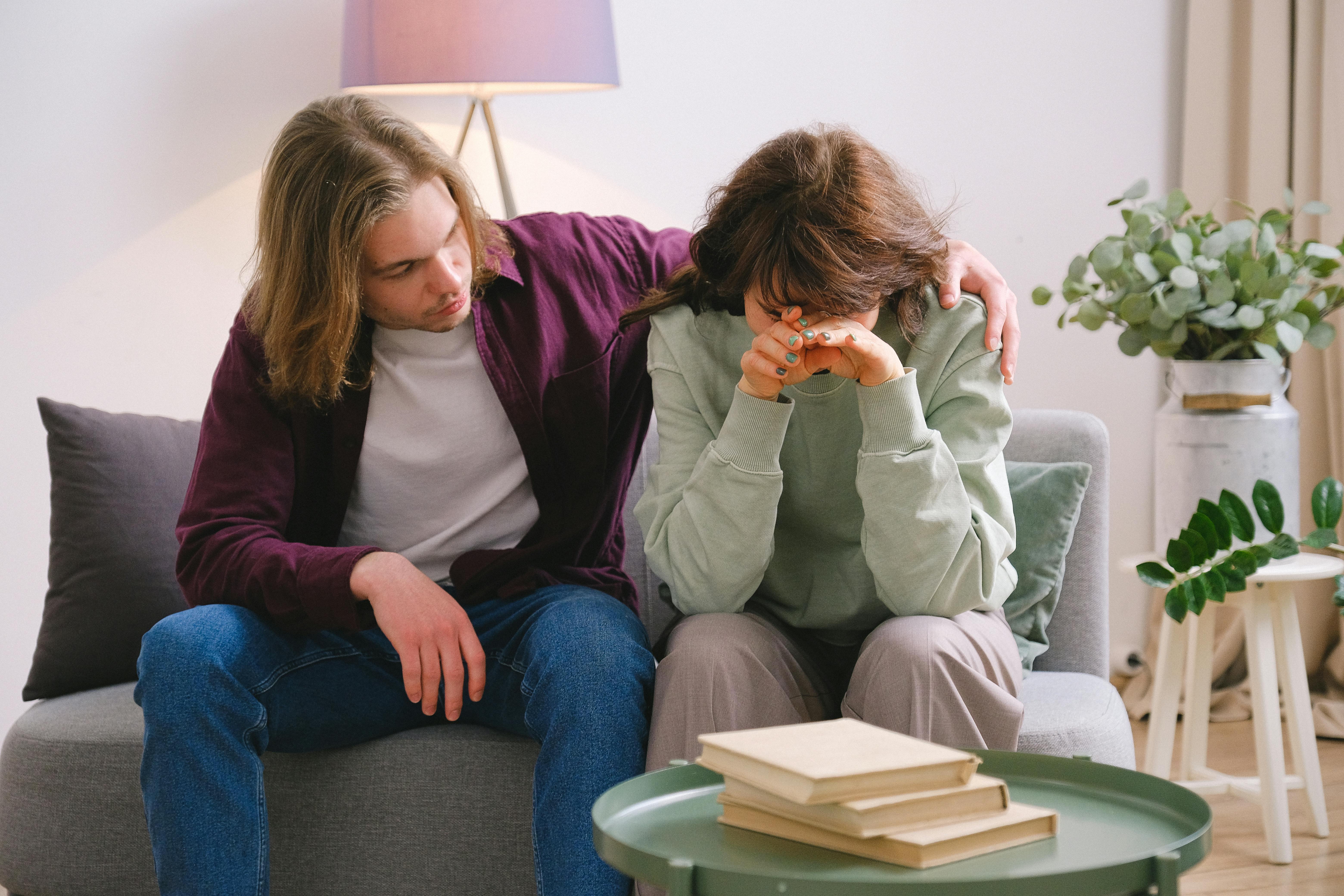A frustrated young couple | Source: Pexels