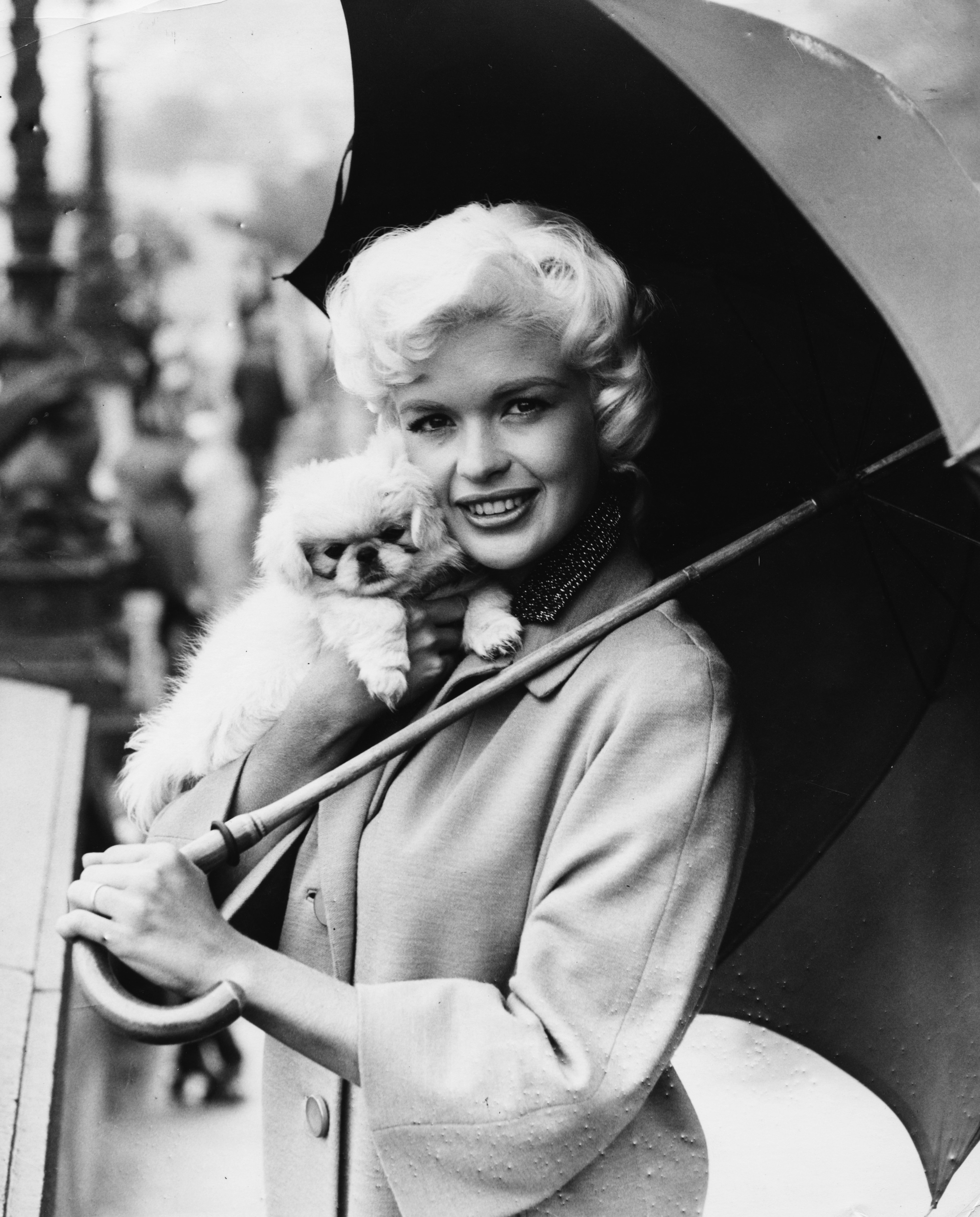 Jayne Mansfield on the set of the film “Too Hot to Handle” in England on August 10th 1959 | Source: Getty Images