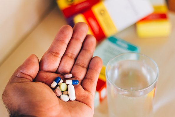 A photo illustration of capsules (pills) in a patient's hand. | Photo: Getty Images