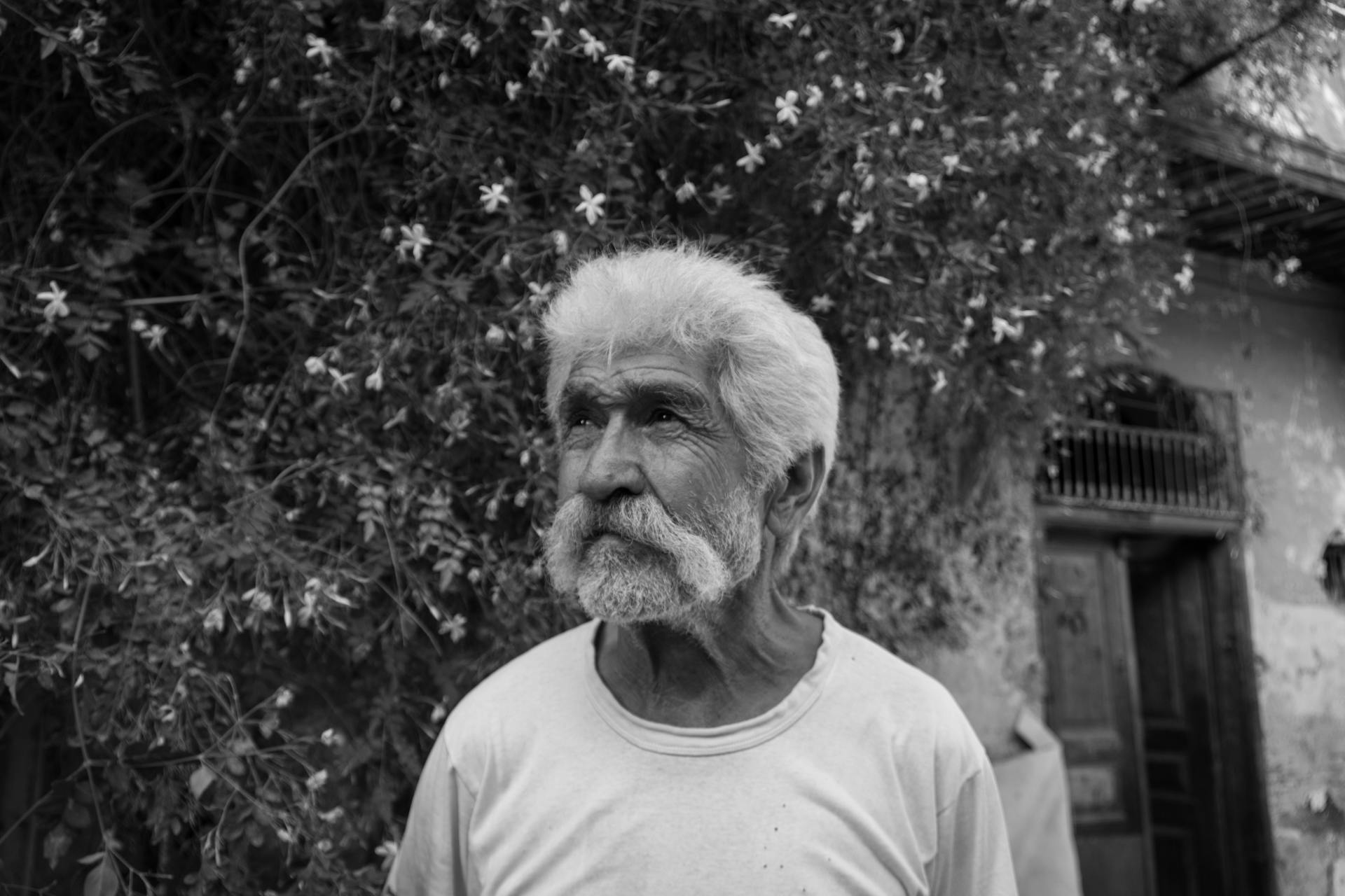 A grayscale photo of an old man | Source: Pexels