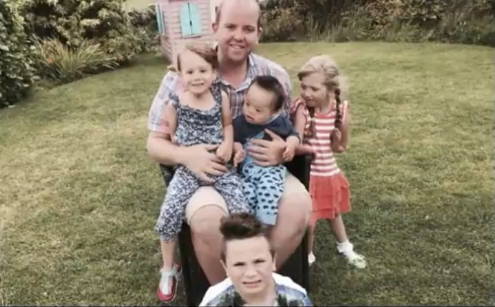 Ben Carpenter posa con sus primeros cuatro hijos. | Foto: YouTube/Panax Center Ben Carpenter posa con sus primeros cuatro hijos. | Foto: YouTube/Panax Center