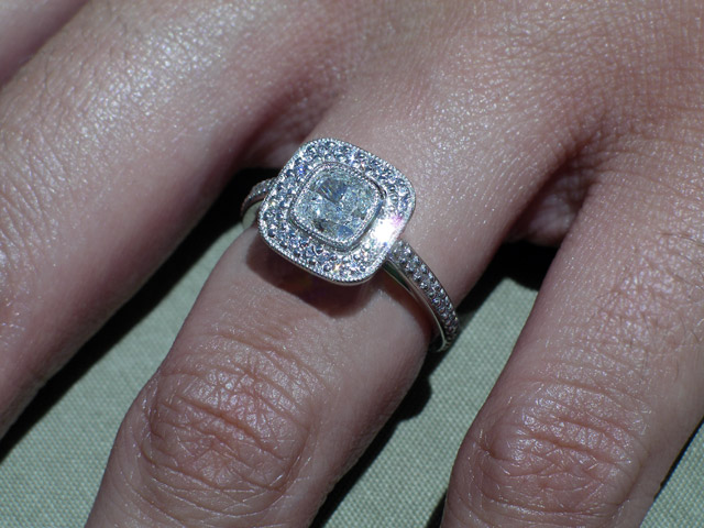 Woman wearing an engagement ring | Source: Flickr