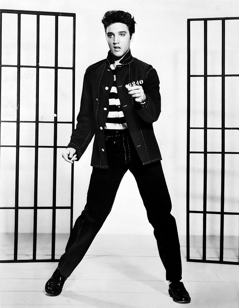 Elvis Presley's promotional photo for Jailhouse Rock, 1957. | Photo: Wikimedia Commons