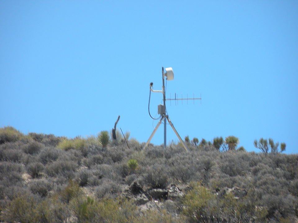 A closed-circuit TV camera watches over the perimeter of Area 51 | Photo: Commons.wikimedia/Jimderkaisser