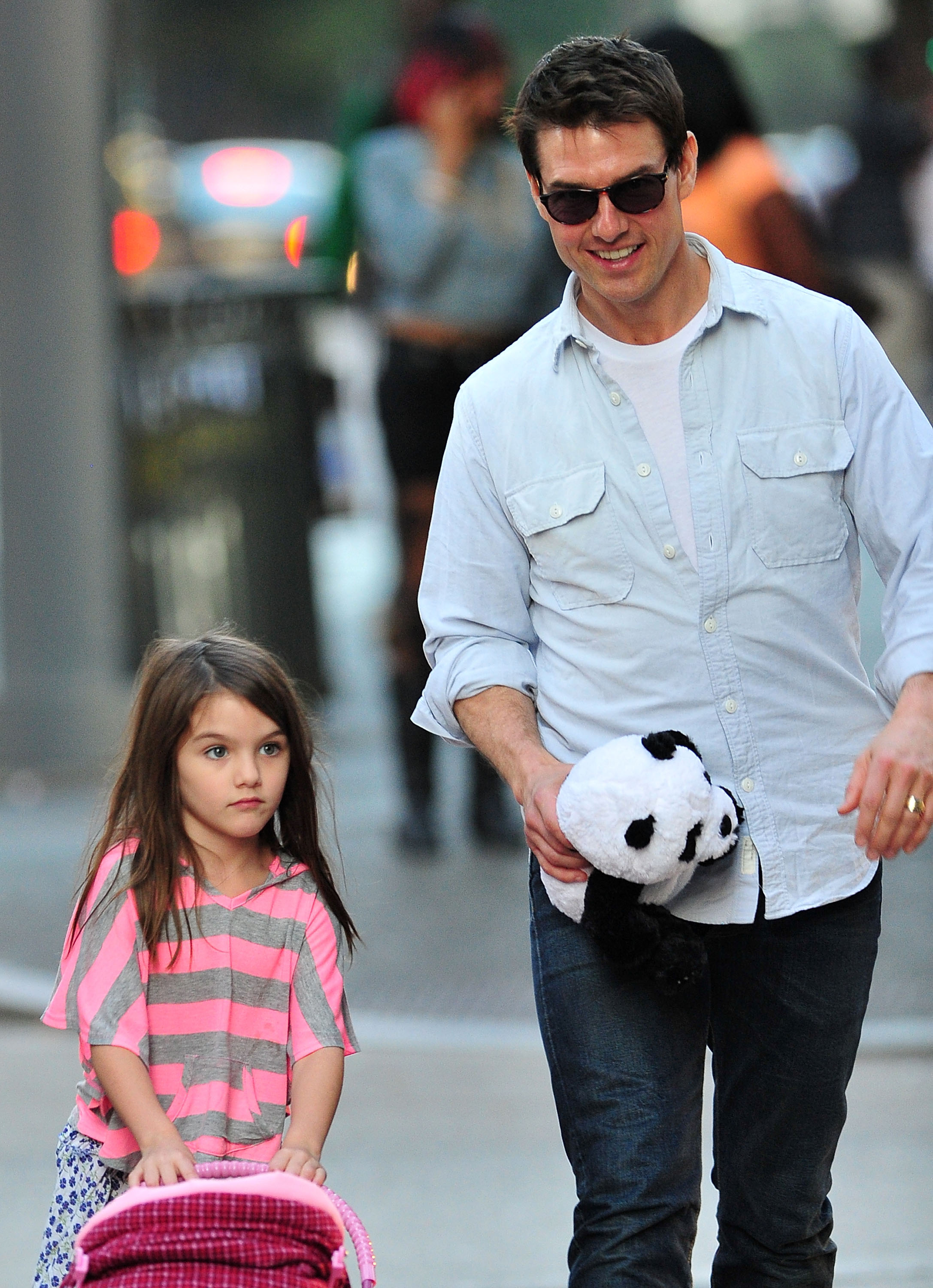 Suri Cruise and Tom Cruise seen on the streets in Pittsburgh, Pennsylvania, on October 8, 2011. | Source: Getty Images