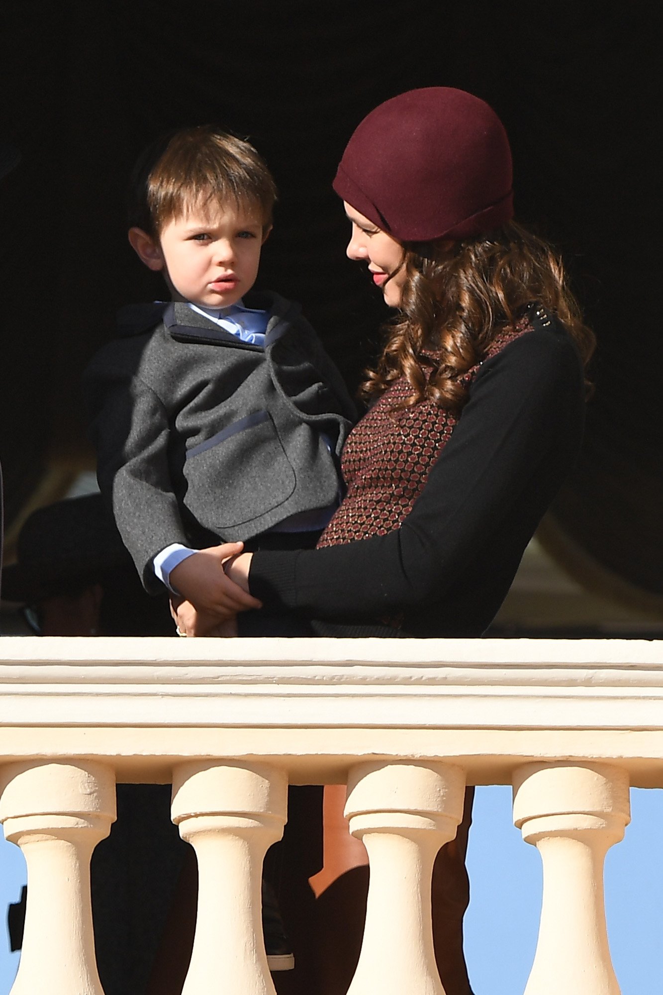 Charlotte Casiraghi et et son fils Raphaël saluent la foule depuis le balcon du palais lors des célébrations de la Fête nationale de Monaco, le 19 novembre 2017 à Monaco. | Photo : Getty Images
