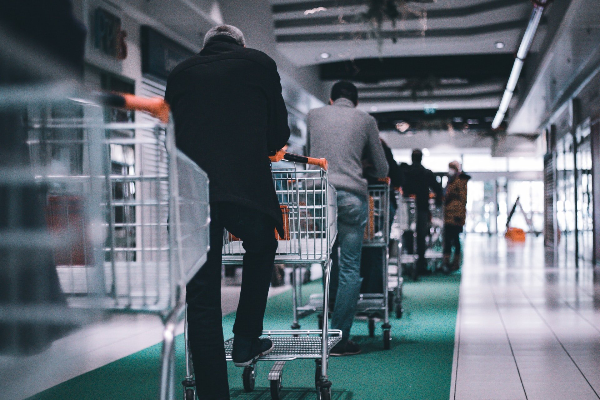 The man helped the blind woman with the rest of her groceries | Source: Unsplash