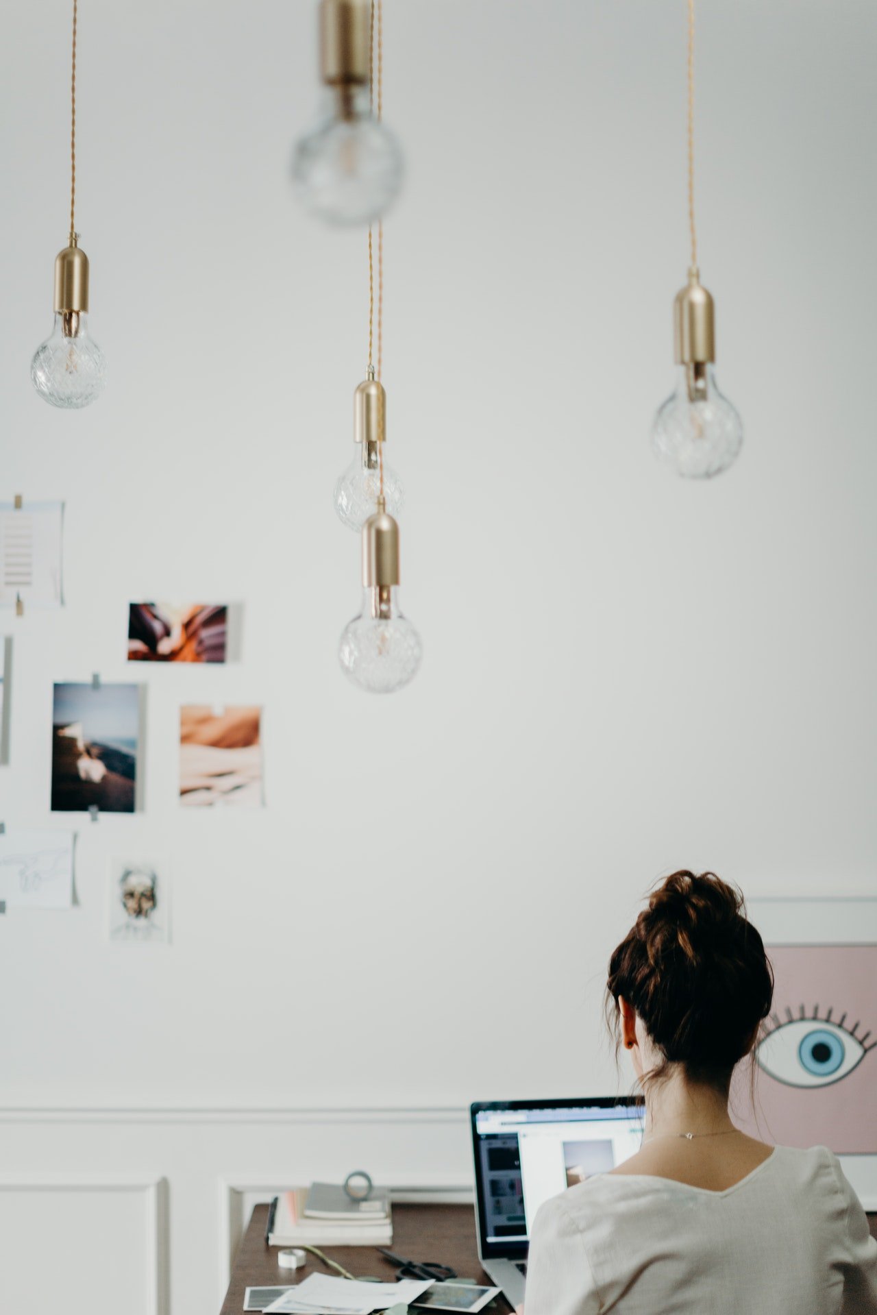 She snooped through his computer and saw a message. | Source: Pexels