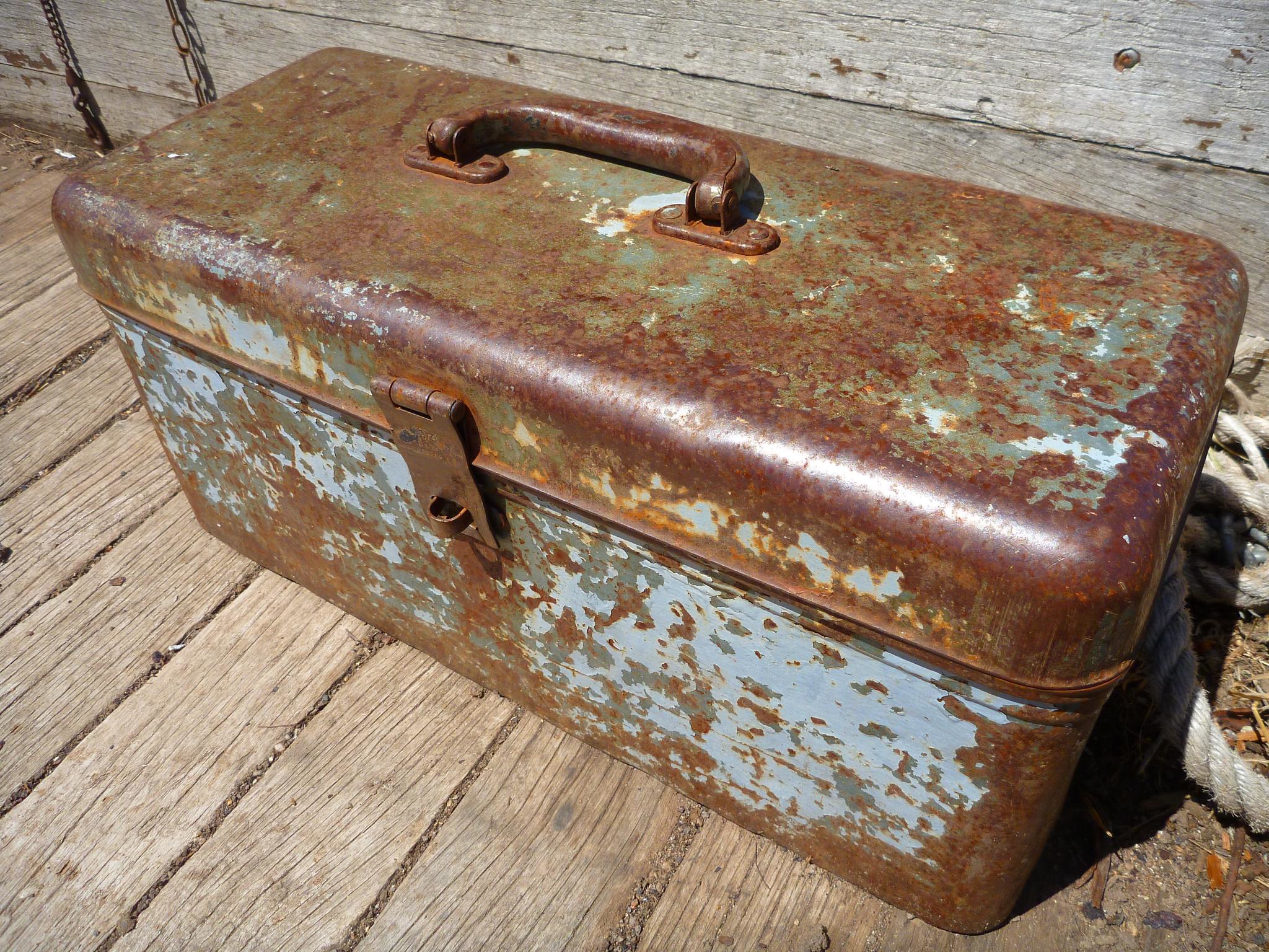 An old rusted toolbox | Source: Flickr
