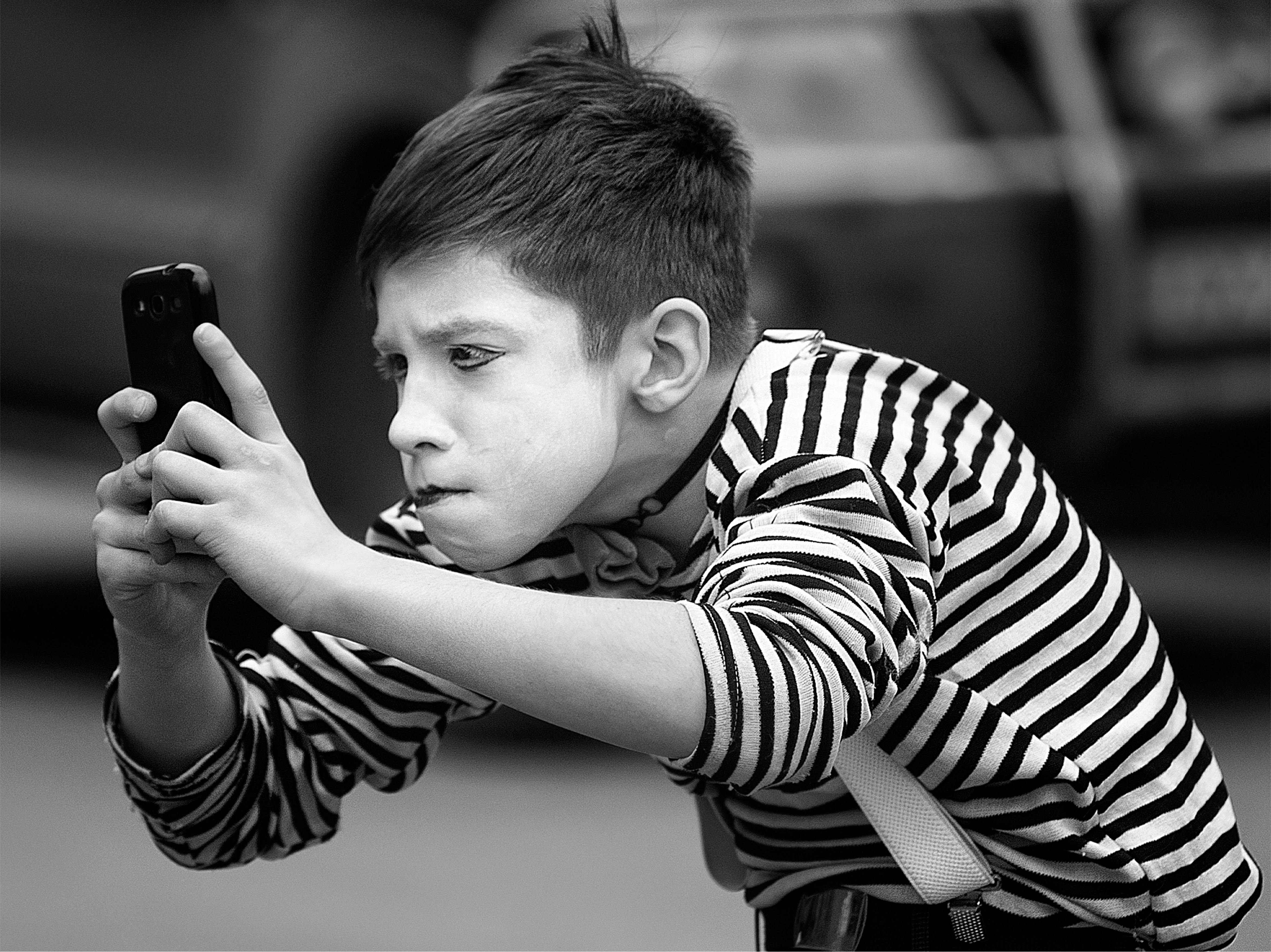 A mime with a phone | Source: Pexels