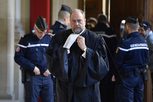 L'avocat Eric Dupond-Moretti quitte la Cour d'appel à l'issue de la première audience de son client, l'ancien ministre français de l'économie, Jérôme Cahuzac. | Photo : Getty Images.