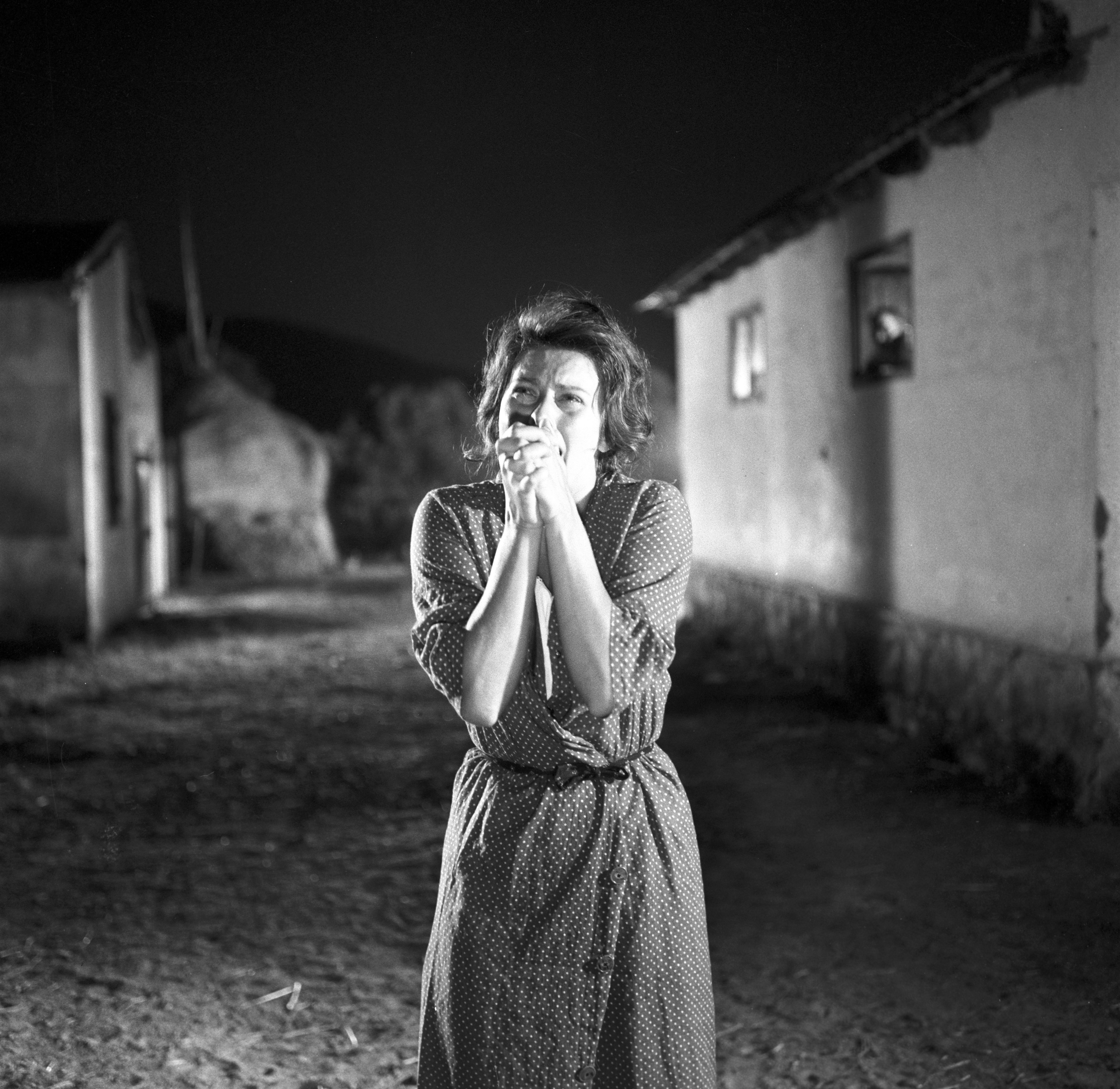 Hollywood starlet Sophia Loren crying with clasped hands, on the set of the "Two Women," 1960. | Photo: Getty Images