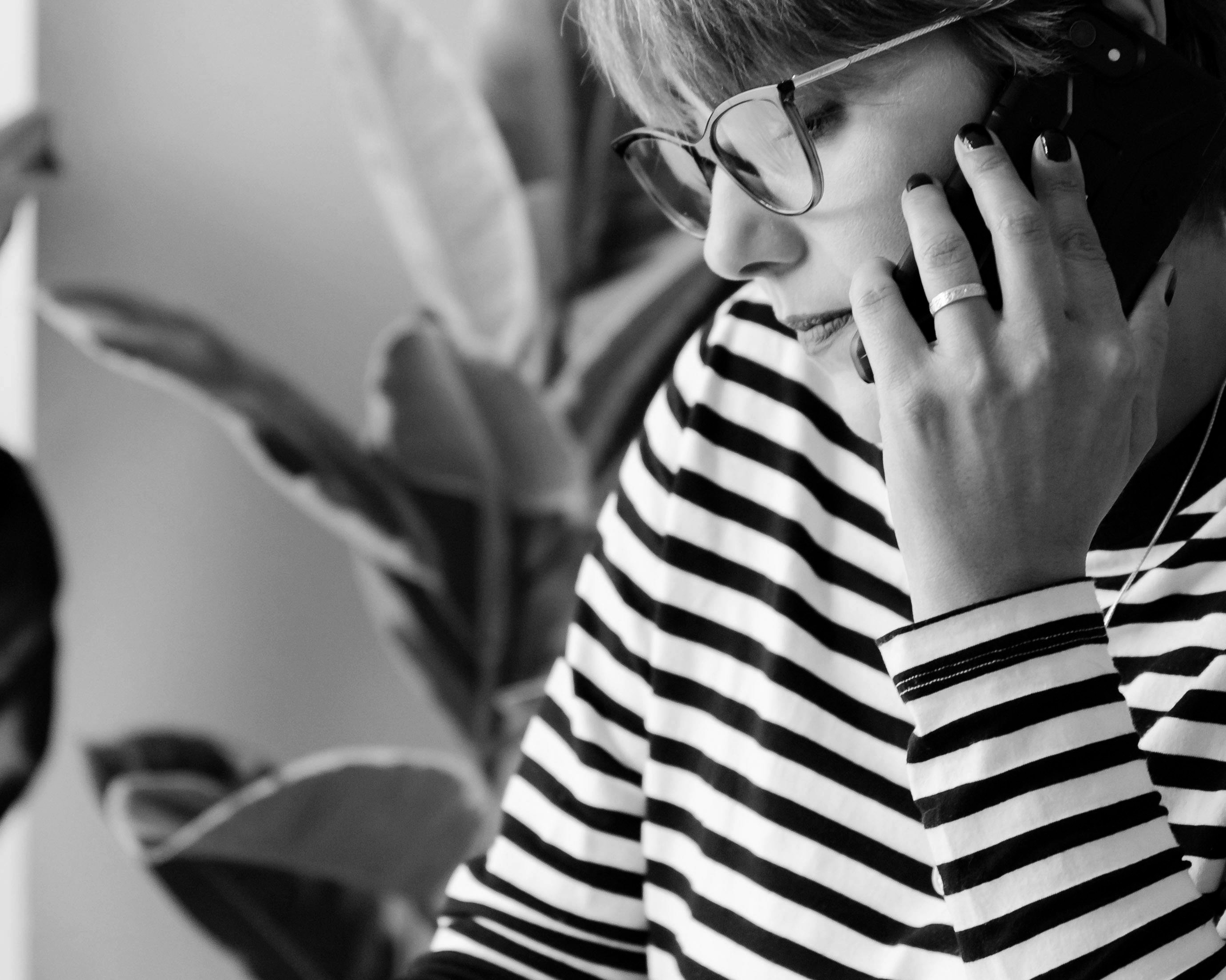 Ruth makes a phone call to her friend Carla | Source: Pexels