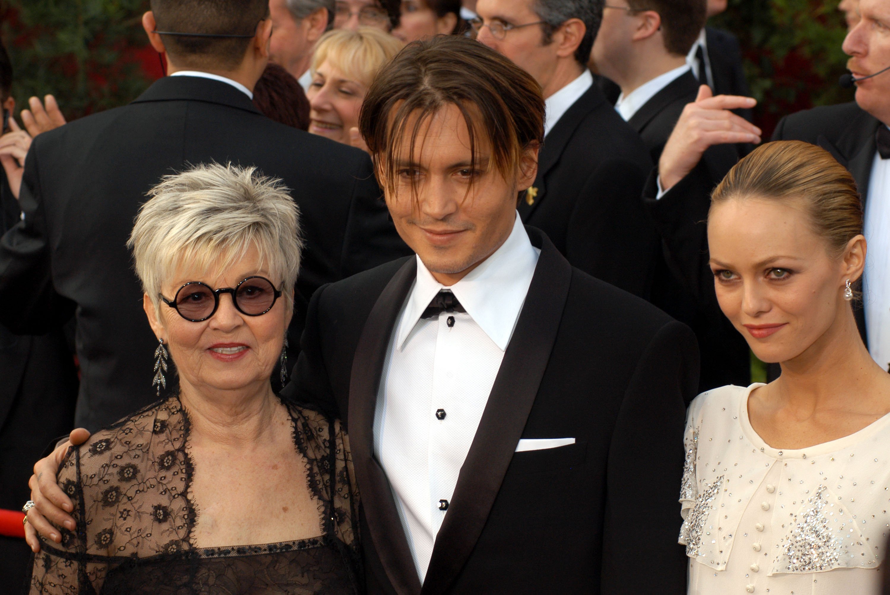 Johnny Depp with his mother, Betty Sue Palmer, and girlfriend, Vanessa Paradis, pose on the red carpet at the 76th Annual Academy Awards on February 29, 2004, in Hollywood | Source: Getty Images