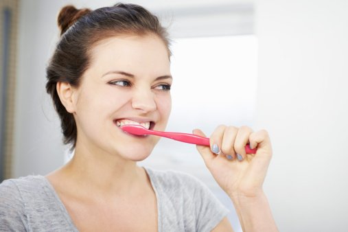 Une femme se brosse les dents dans la salle de bains. | Photo : Getty Images Une femme se brosse les dents dans la salle de bains. | Photo : Getty Images
